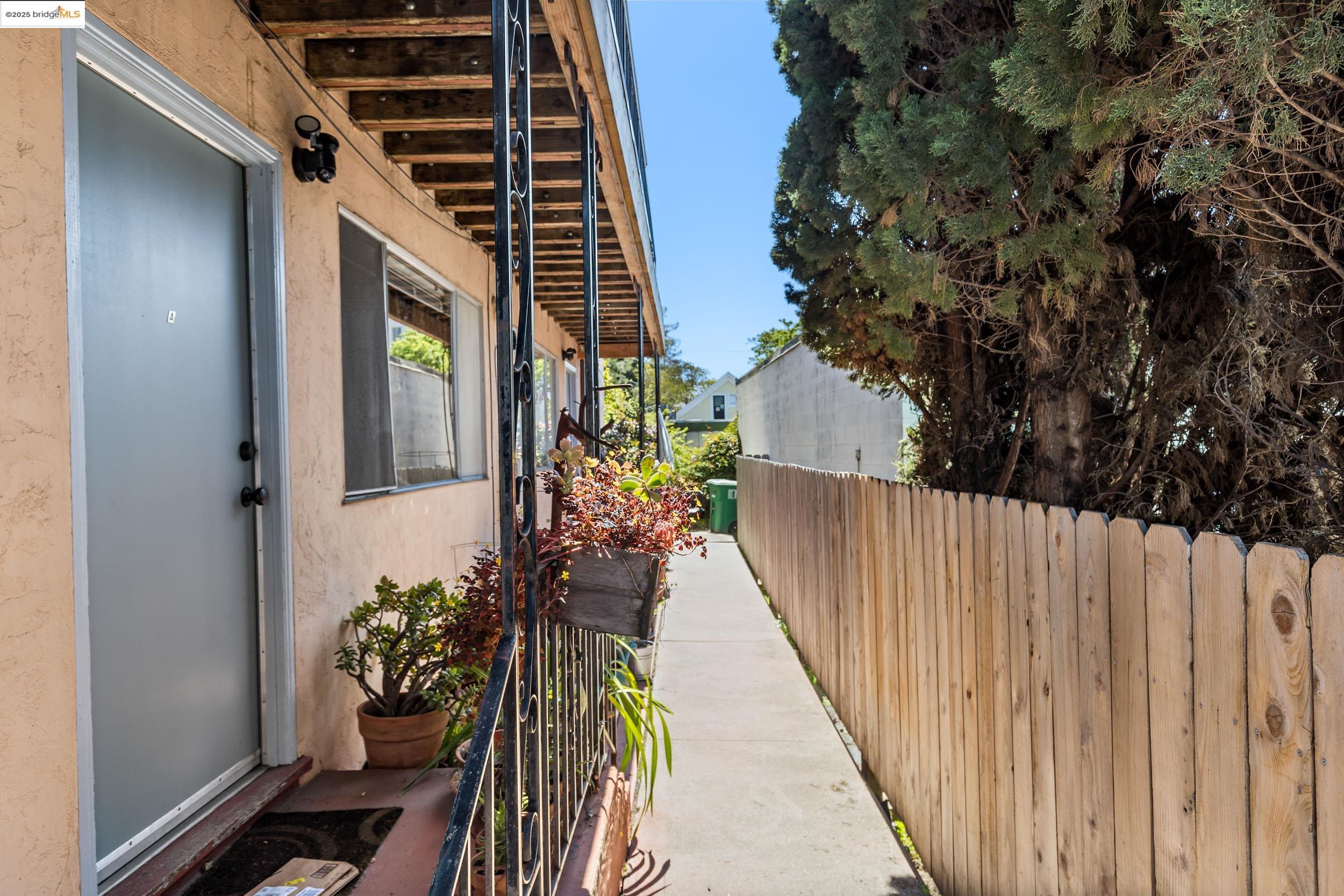 Detail Gallery Image 5 of 29 For 2410 Stuart St, Berkeley,  CA 94705 - – Beds | – Baths