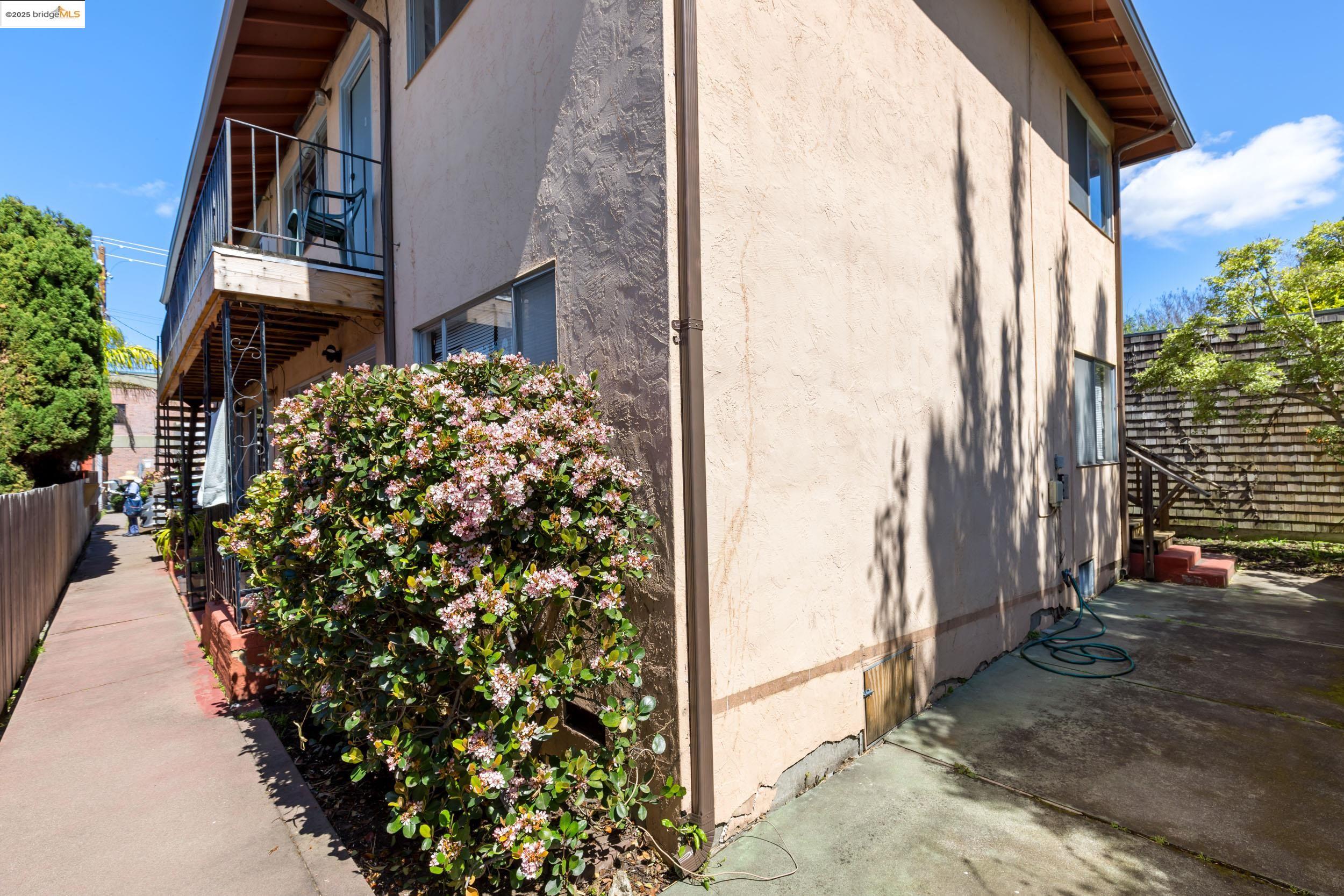 Detail Gallery Image 7 of 29 For 2410 Stuart St, Berkeley,  CA 94705 - – Beds | – Baths