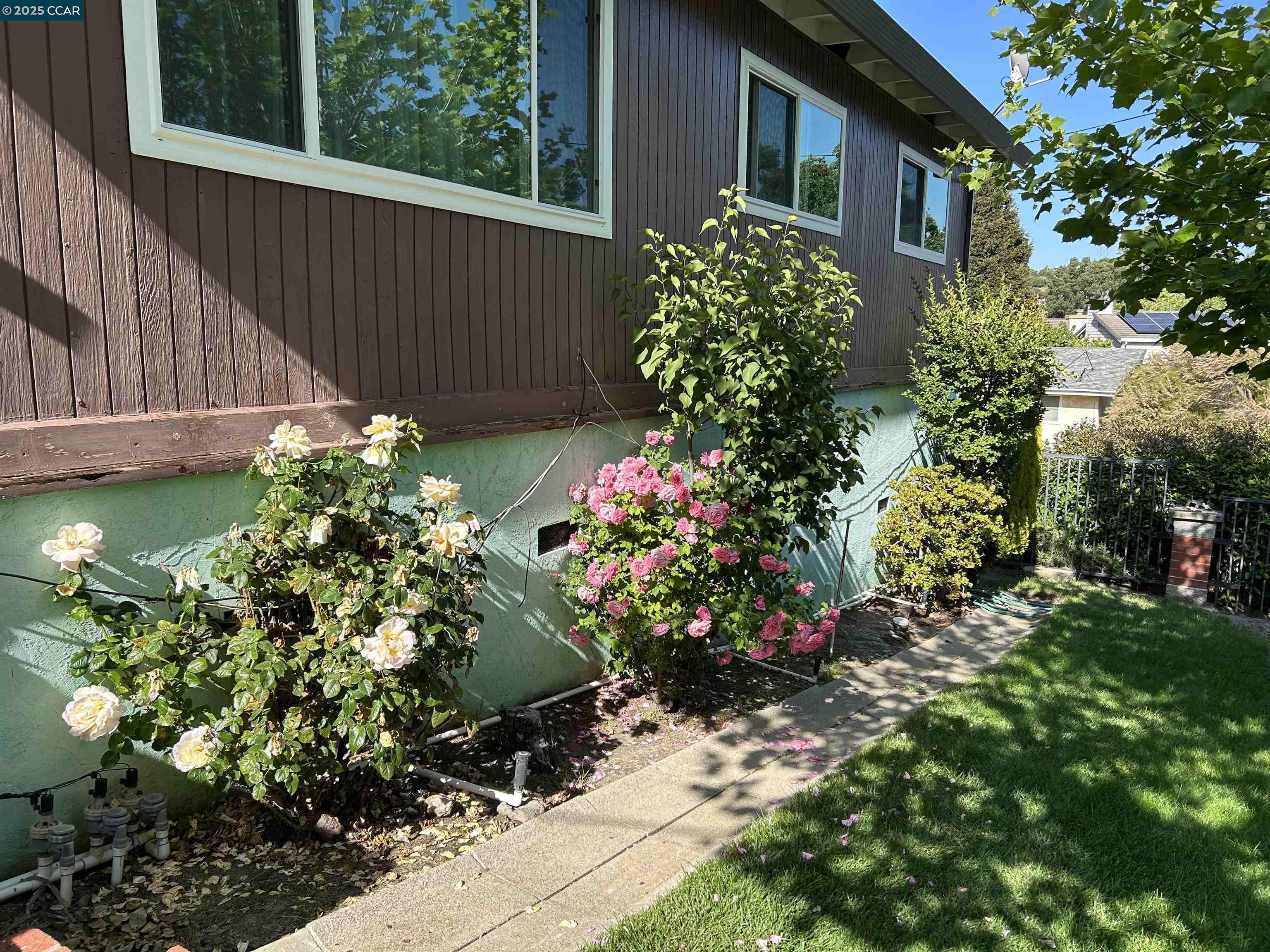 Detail Gallery Image 2 of 45 For 826 Veale, Martinez,  CA 94553 - 3 Beds | 2/1 Baths
