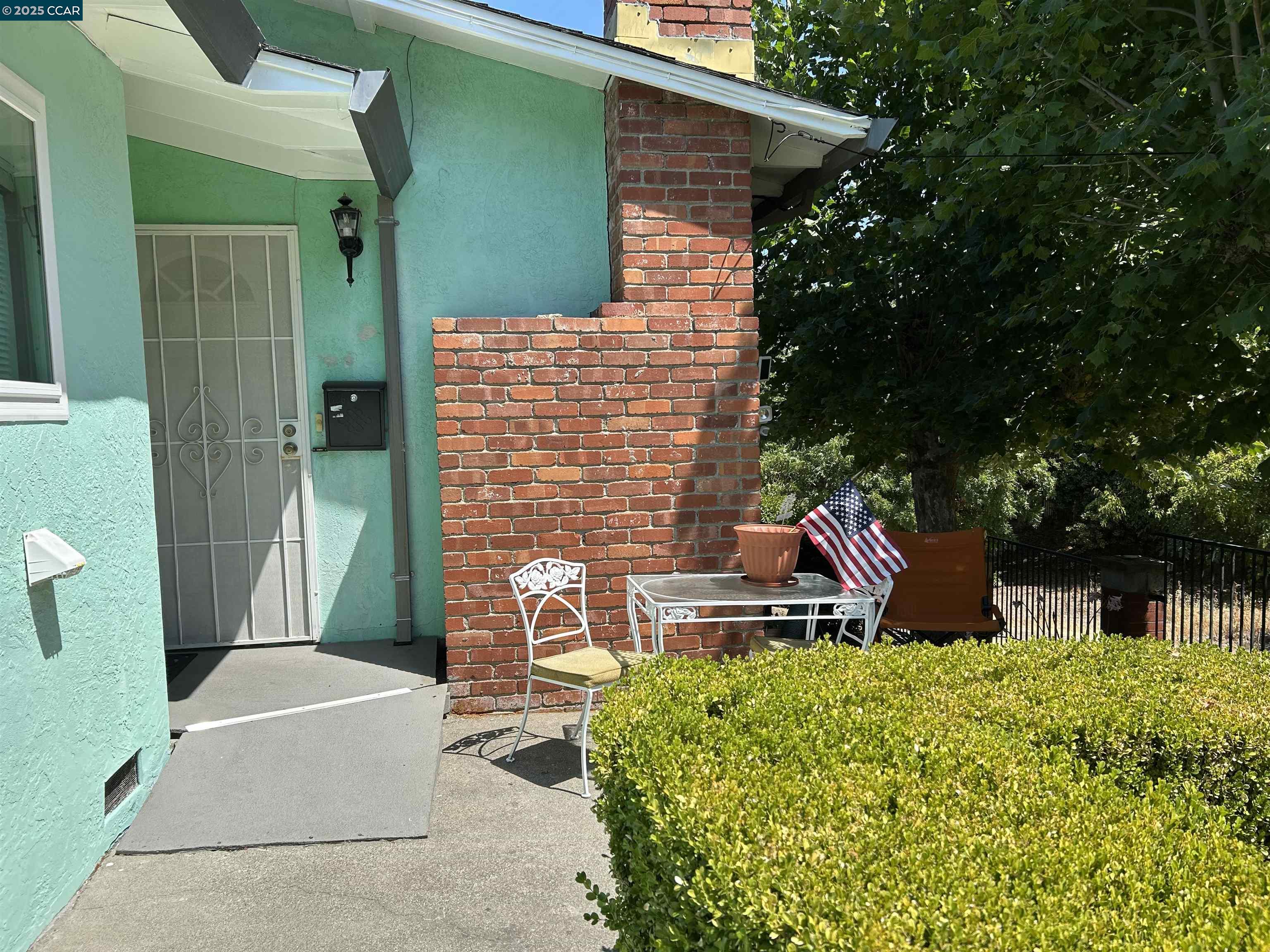Detail Gallery Image 2 of 55 For 826 Veale, Martinez,  CA 94553 - 3 Beds | 2/1 Baths