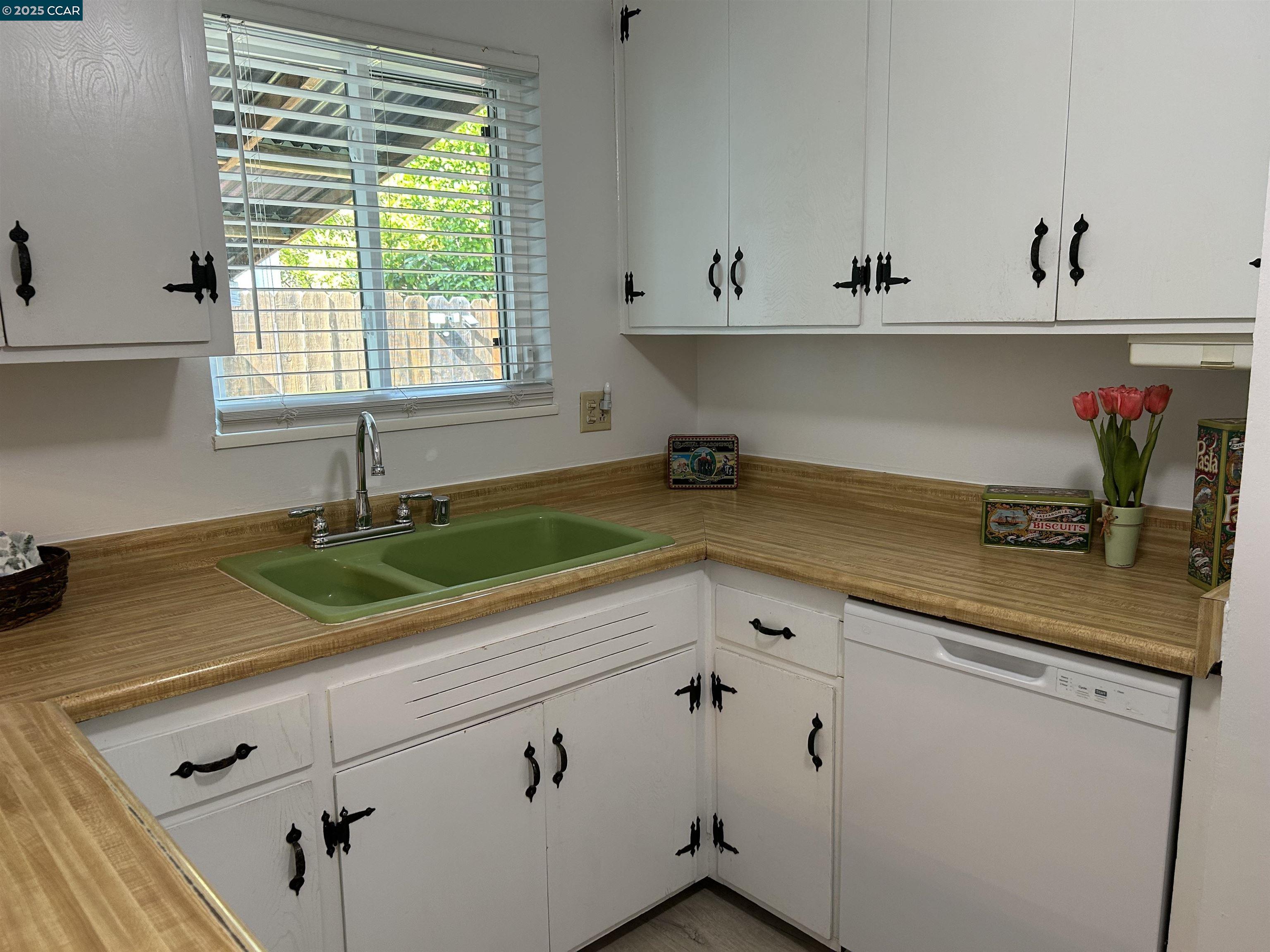 Detail Gallery Image 3 of 45 For 826 Veale, Martinez,  CA 94553 - 3 Beds | 2/1 Baths