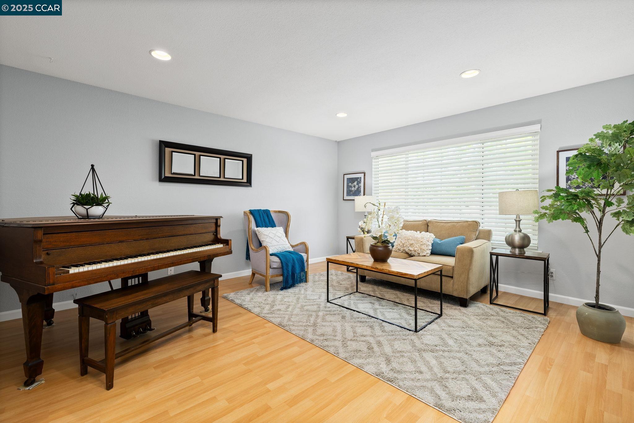Detail Gallery Image 2 of 18 For 3750 Crestview Dr, Pittsburg,  CA 94565 - 3 Beds | 2 Baths