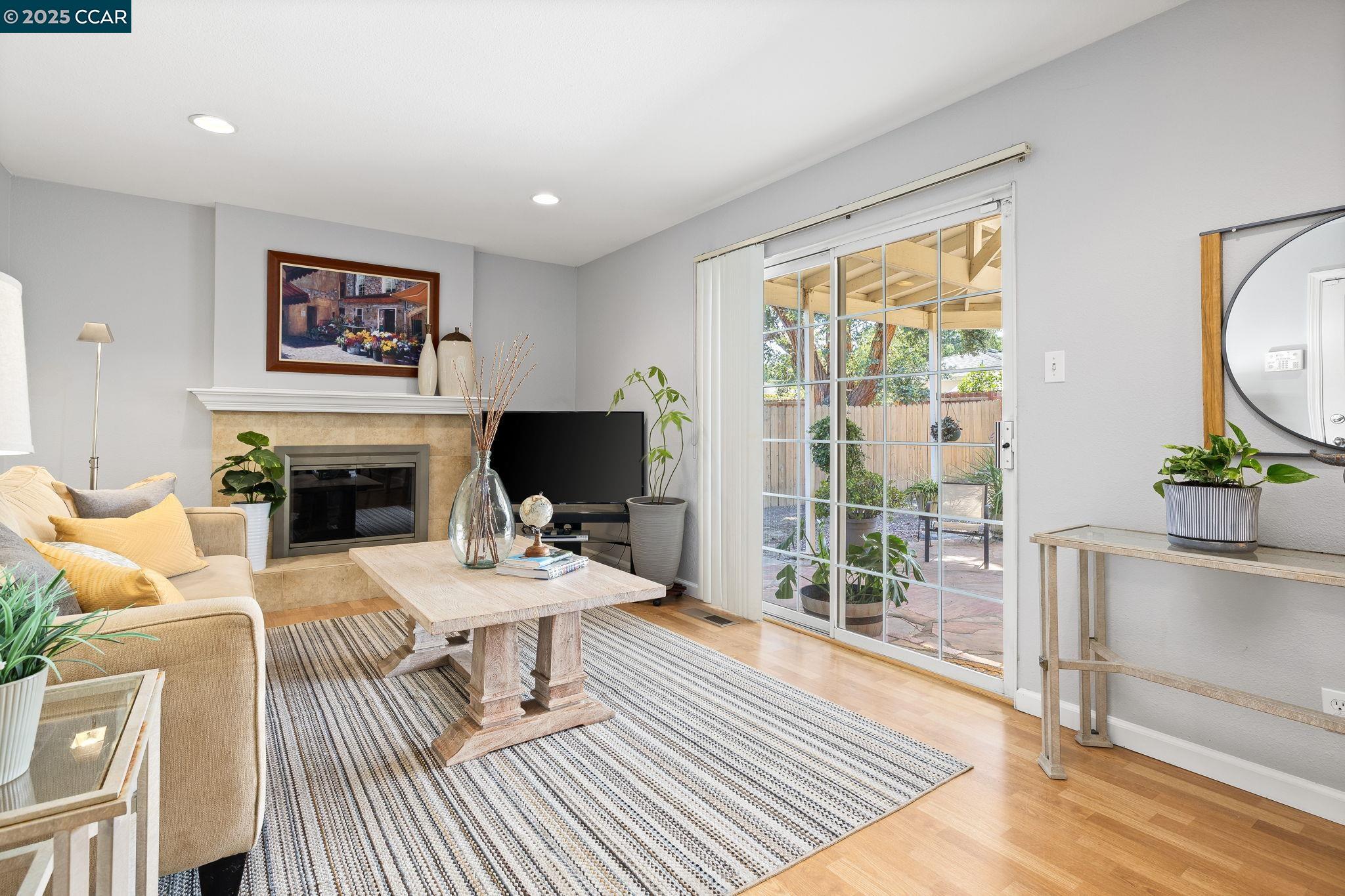 Detail Gallery Image 3 of 18 For 3750 Crestview Dr, Pittsburg,  CA 94565 - 3 Beds | 2 Baths