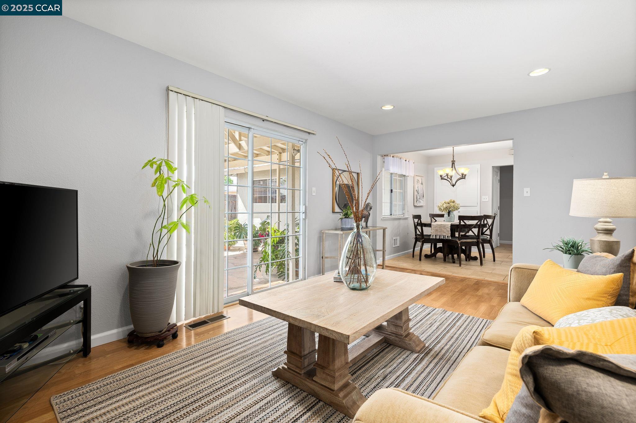 Detail Gallery Image 4 of 18 For 3750 Crestview Dr, Pittsburg,  CA 94565 - 3 Beds | 2 Baths