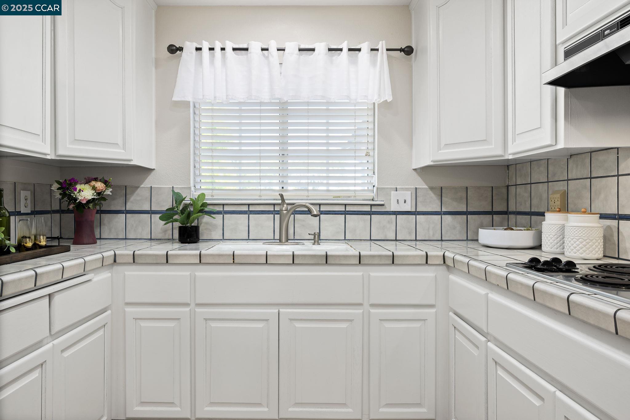 Detail Gallery Image 6 of 18 For 3750 Crestview Dr, Pittsburg,  CA 94565 - 3 Beds | 2 Baths