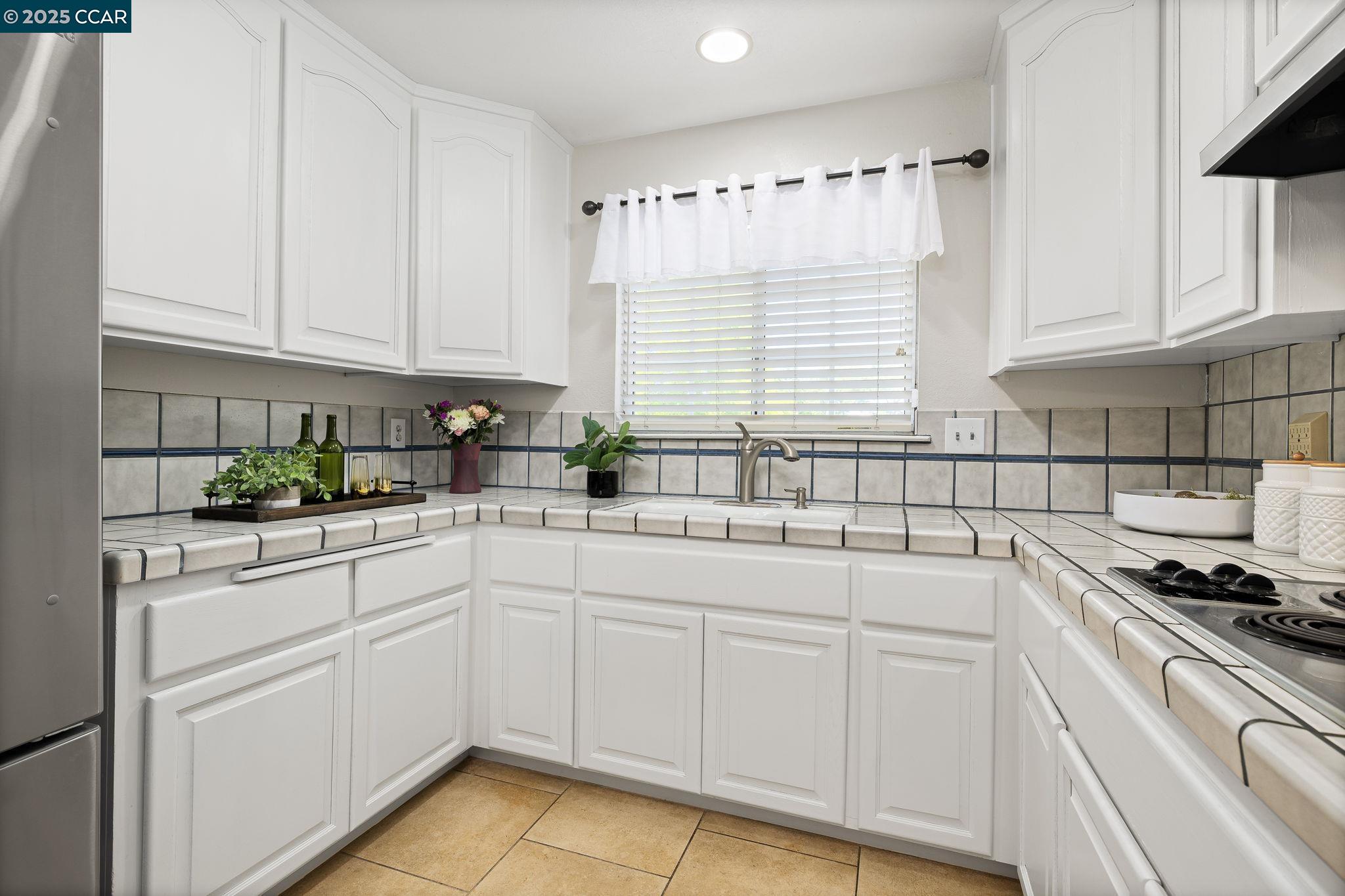 Detail Gallery Image 7 of 18 For 3750 Crestview Dr, Pittsburg,  CA 94565 - 3 Beds | 2 Baths