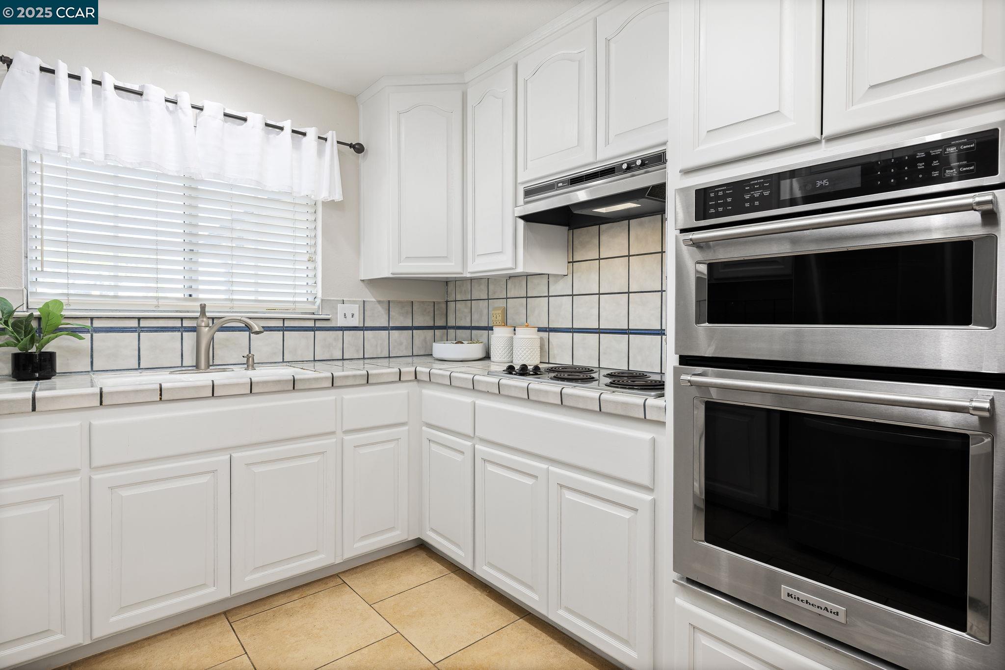 Detail Gallery Image 8 of 18 For 3750 Crestview Dr, Pittsburg,  CA 94565 - 3 Beds | 2 Baths