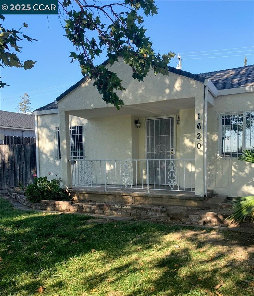 Detail Gallery Image 1 of 25 For 1620 Sycamore Ave, Stockton,  CA 95205 - 3 Beds | 2 Baths