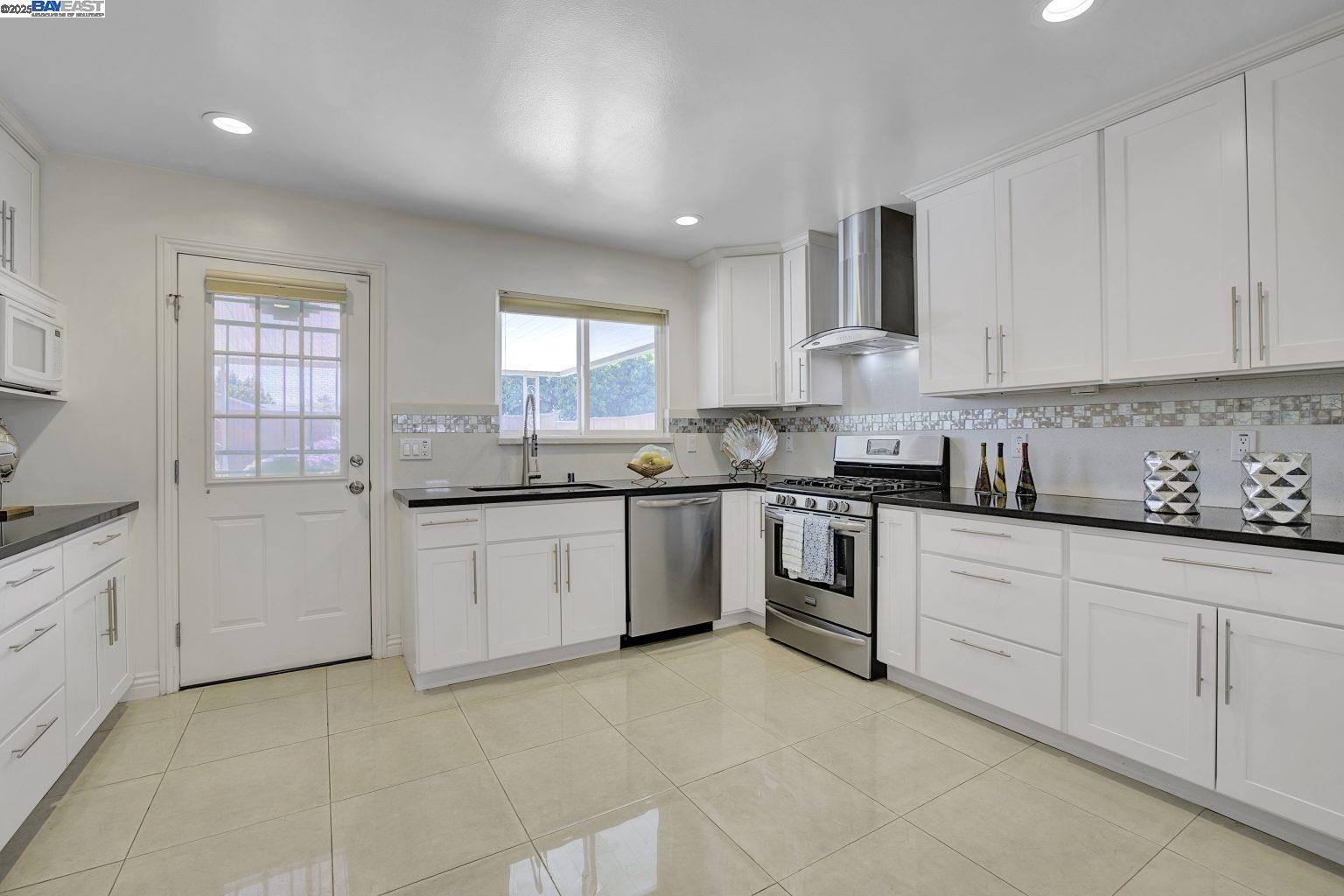 Detail Gallery Image 6 of 28 For 4760 Stevenson Blvd, Fremont,  CA 94538 - 3 Beds | 2 Baths