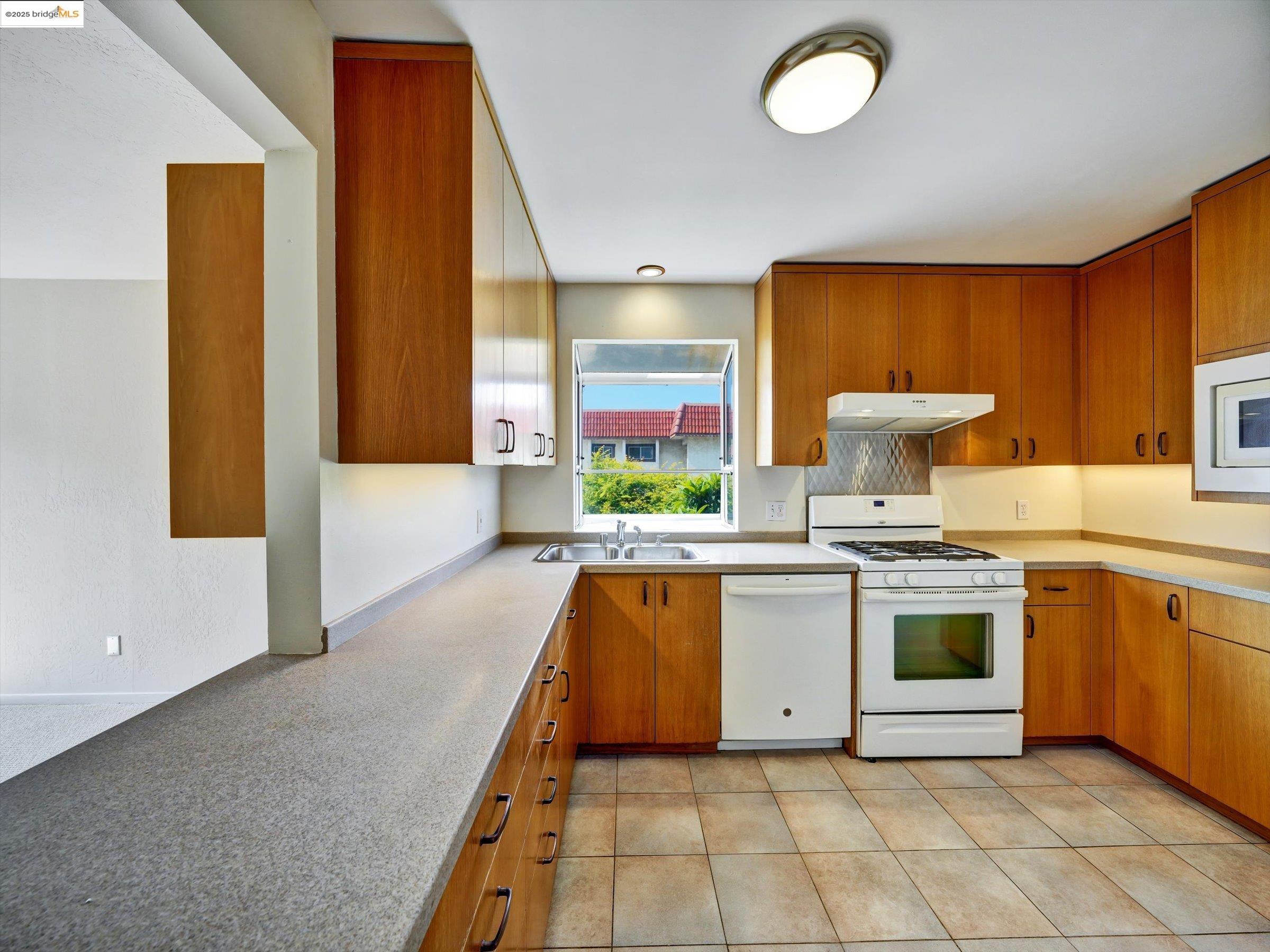 Detail Gallery Image 27 of 60 For 1715 Liberty St #1,  El Cerrito,  CA 94530 - 3 Beds | 2/1 Baths