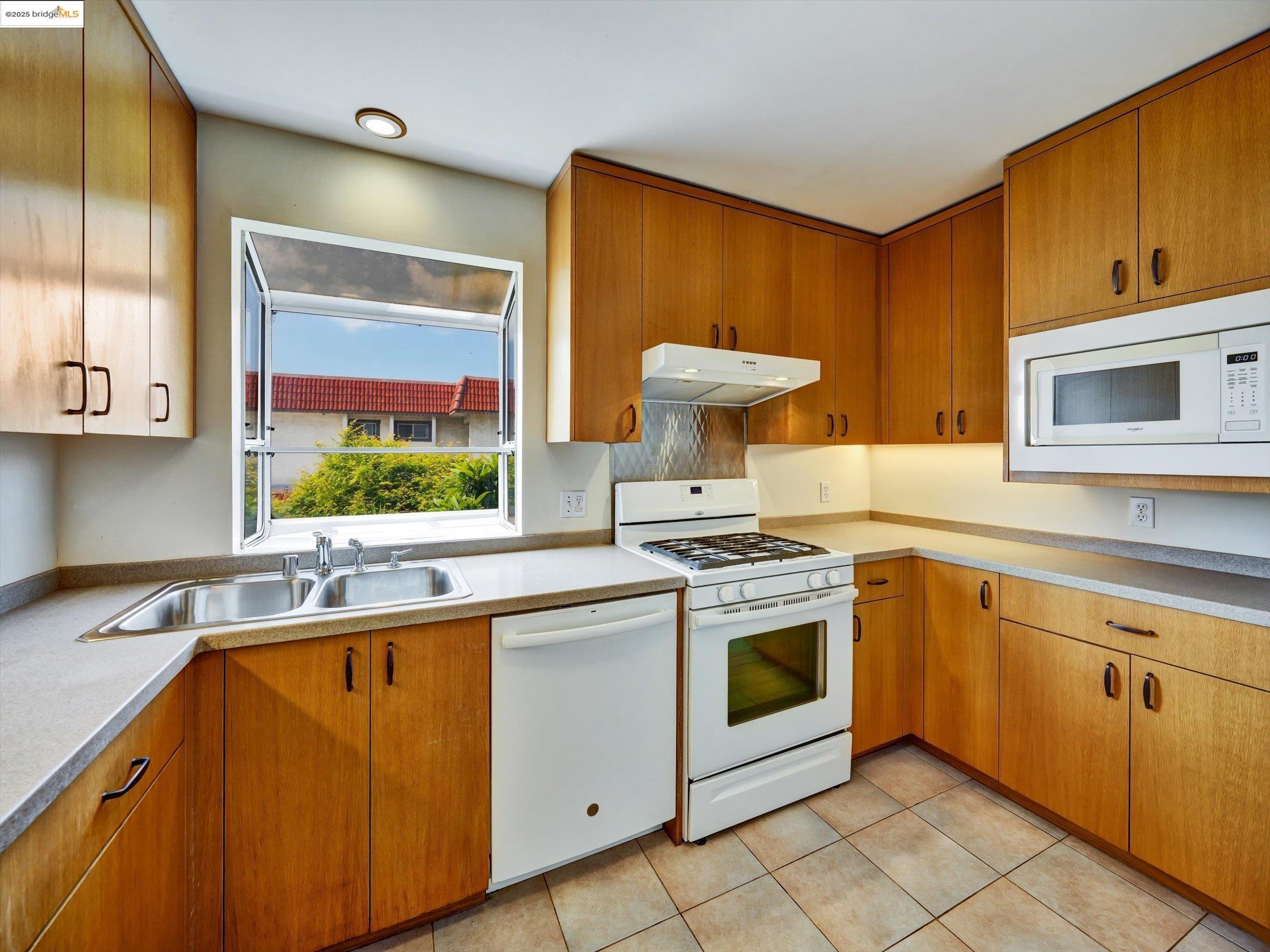 Detail Gallery Image 28 of 60 For 1715 Liberty St #1,  El Cerrito,  CA 94530 - 3 Beds | 2/1 Baths