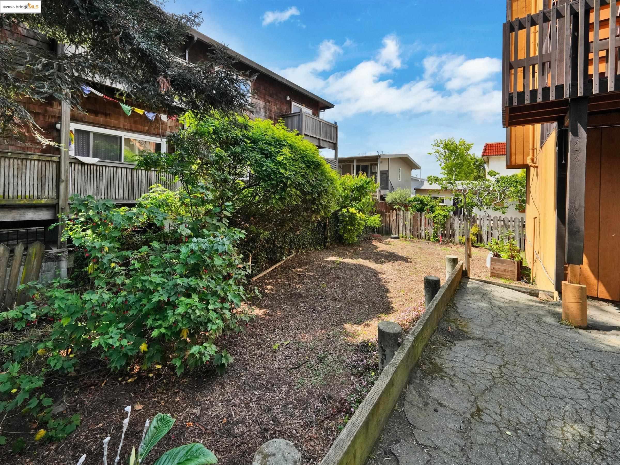 Detail Gallery Image 4 of 60 For 1715 Liberty St #1,  El Cerrito,  CA 94530 - 3 Beds | 2/1 Baths