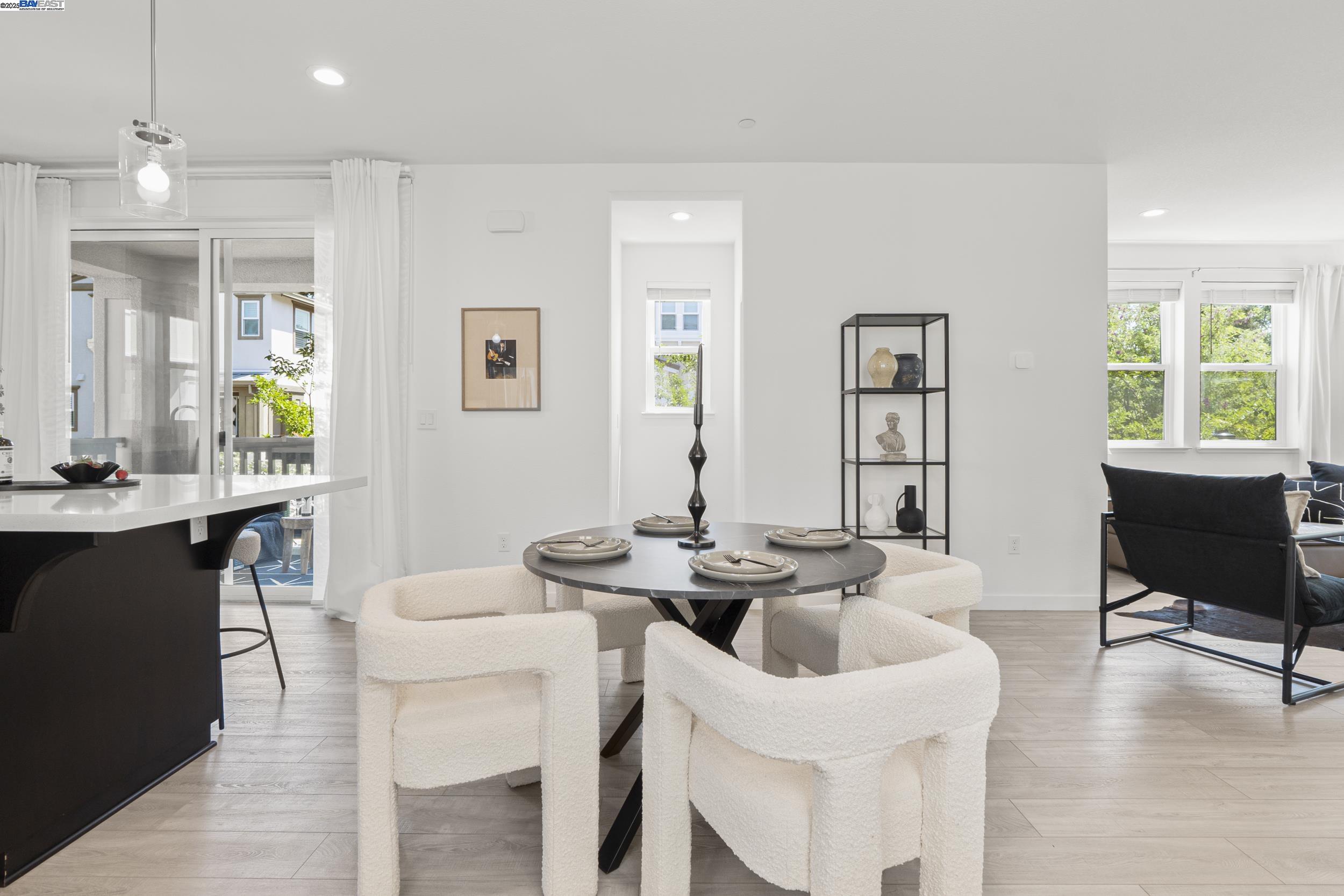 Detail Gallery Image 10 of 38 For 107 Ashton Way, Pleasant Hill,  CA 94523 - 3 Beds | 3/1 Baths