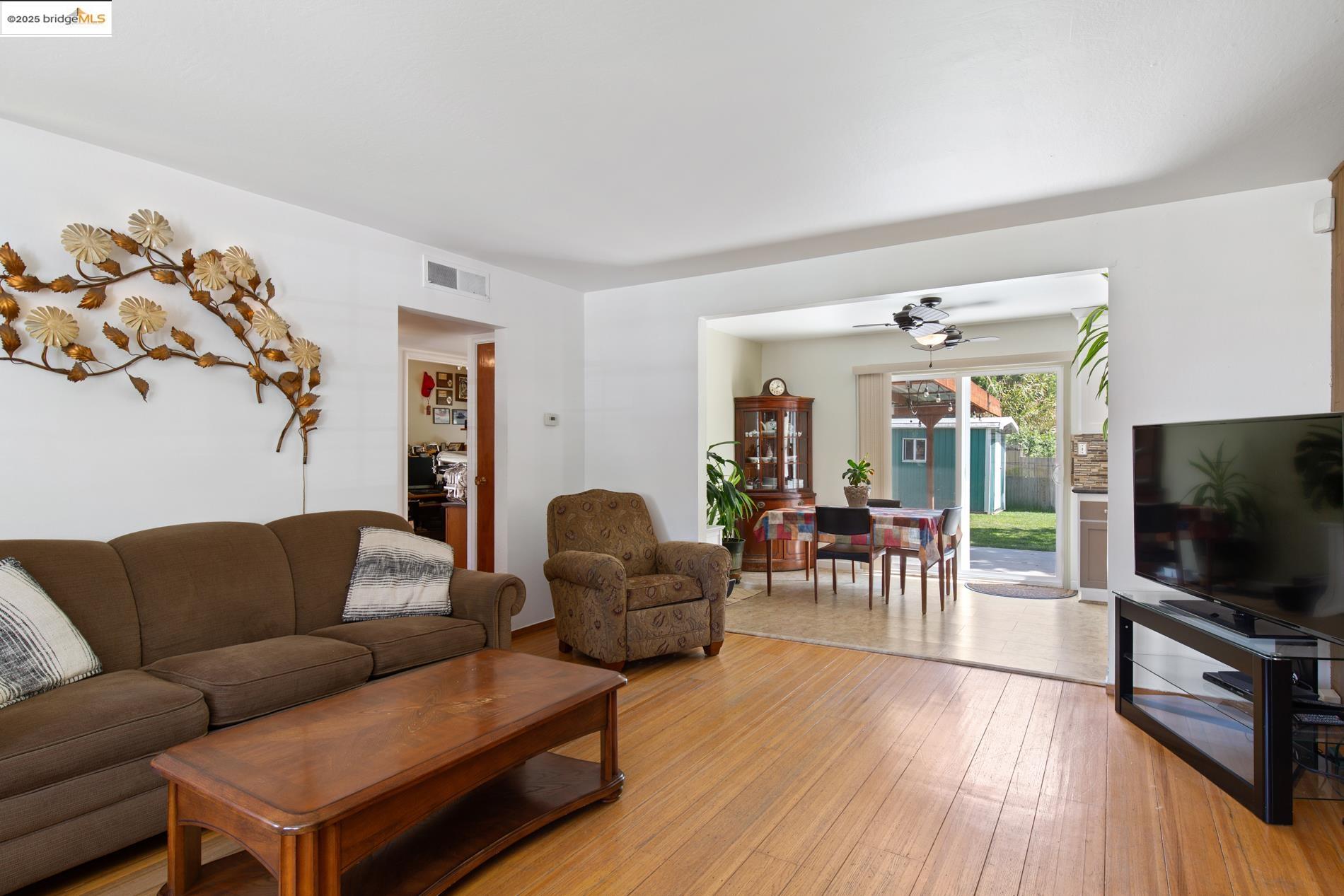 Detail Gallery Image 13 of 38 For 2352 Ramona St, Pinole,  CA 94564 - 4 Beds | 2 Baths