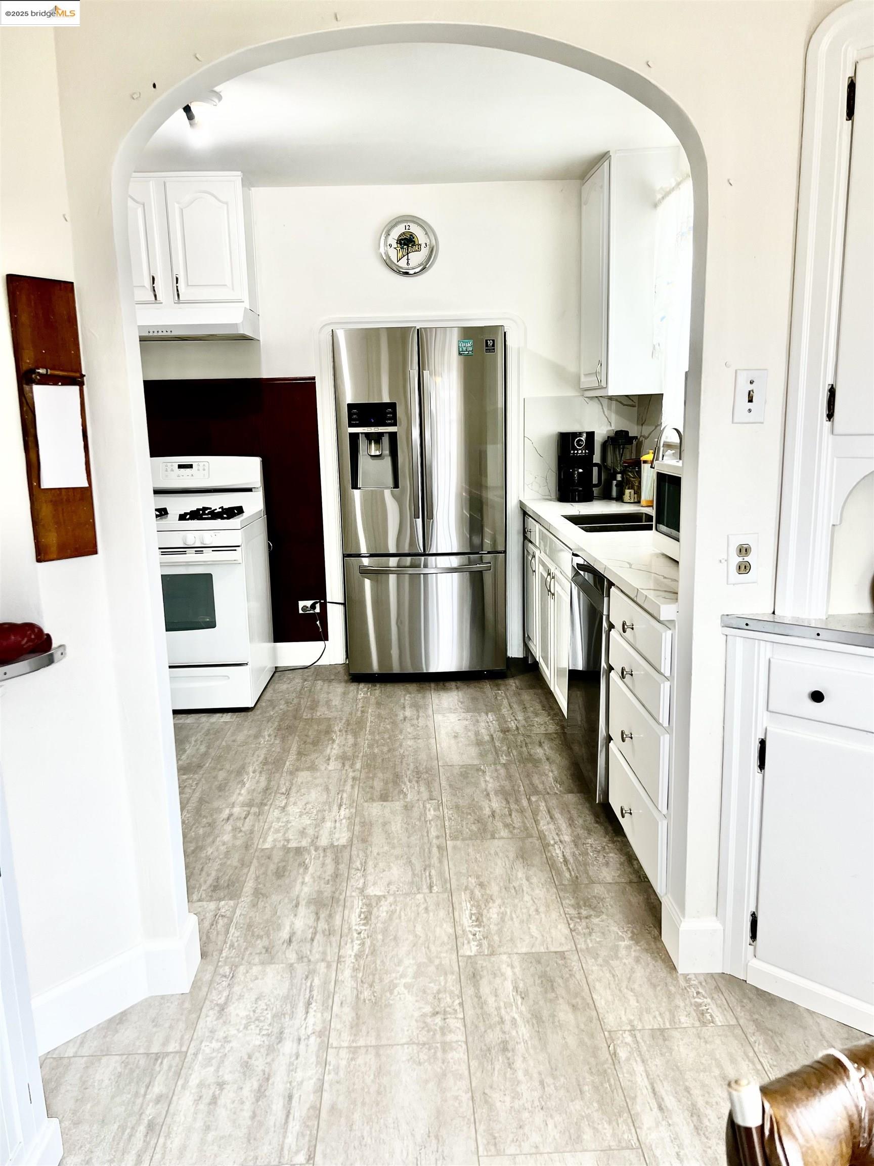 Detail Gallery Image 2 of 7 For 2526 64th Ave, Oakland,  CA 94605 - 4 Beds | 1 Baths
