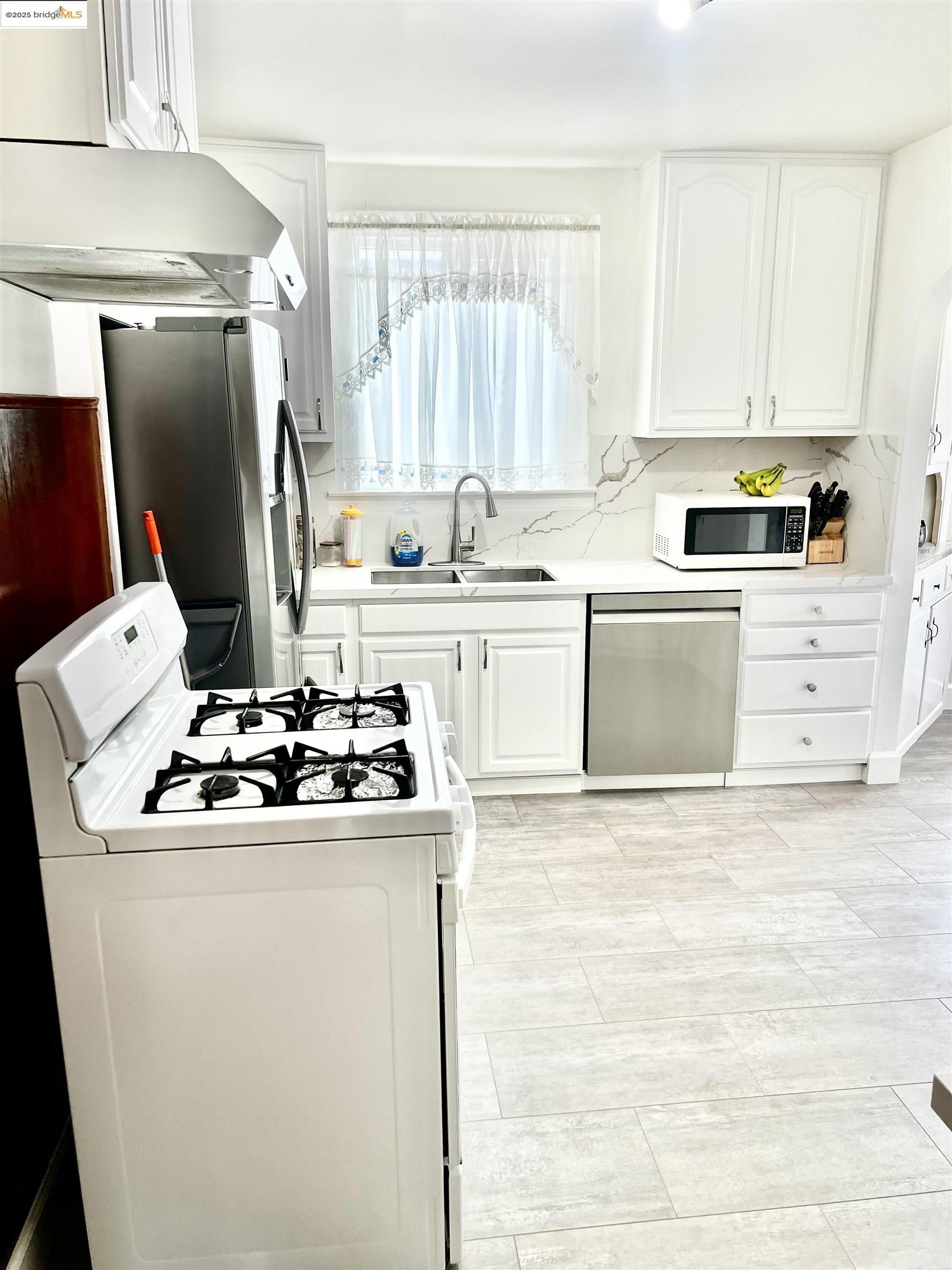 Detail Gallery Image 3 of 7 For 2526 64th Ave, Oakland,  CA 94605 - 4 Beds | 1 Baths