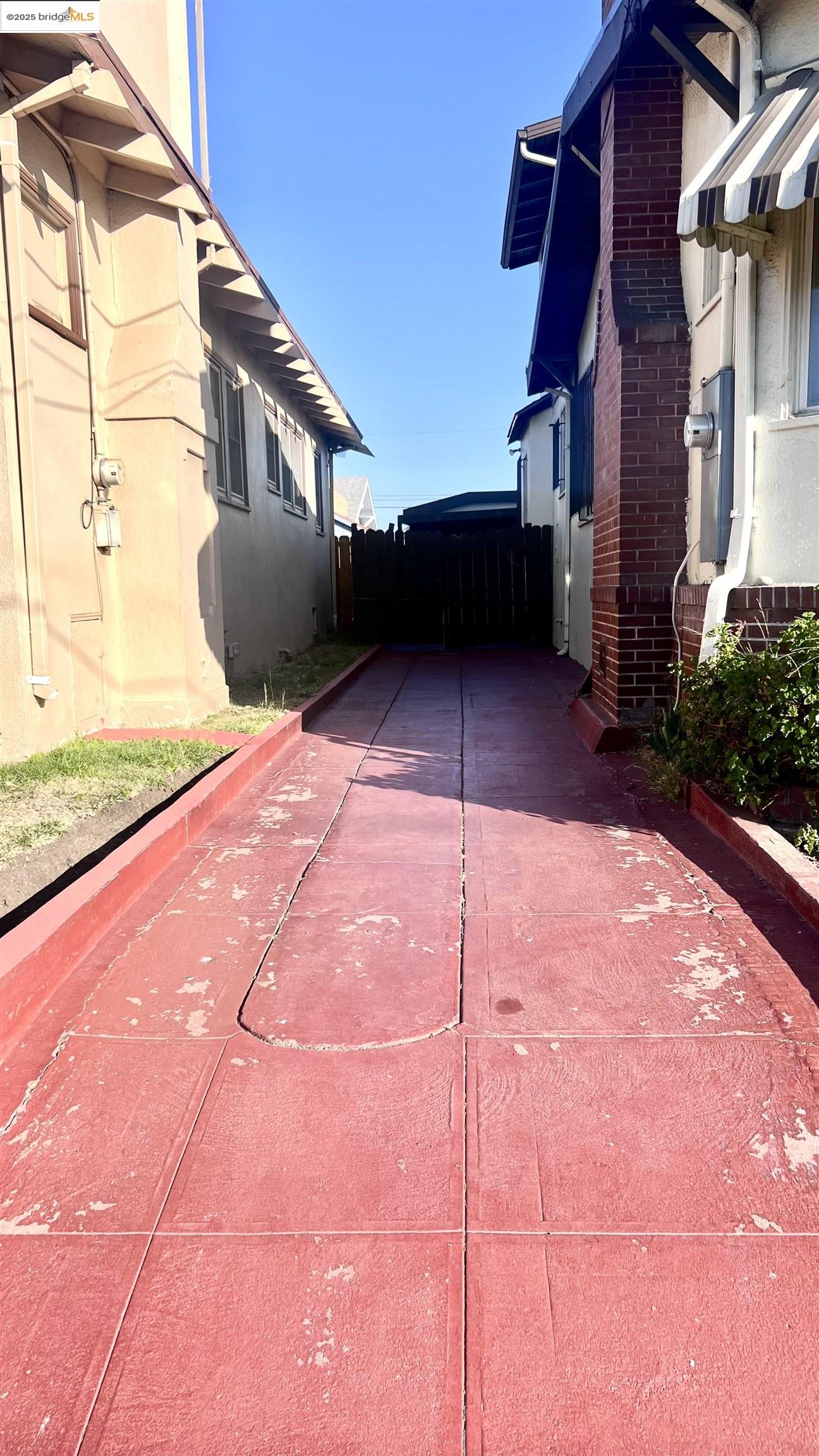 Detail Gallery Image 7 of 7 For 2526 64th Ave, Oakland,  CA 94605 - 4 Beds | 1 Baths