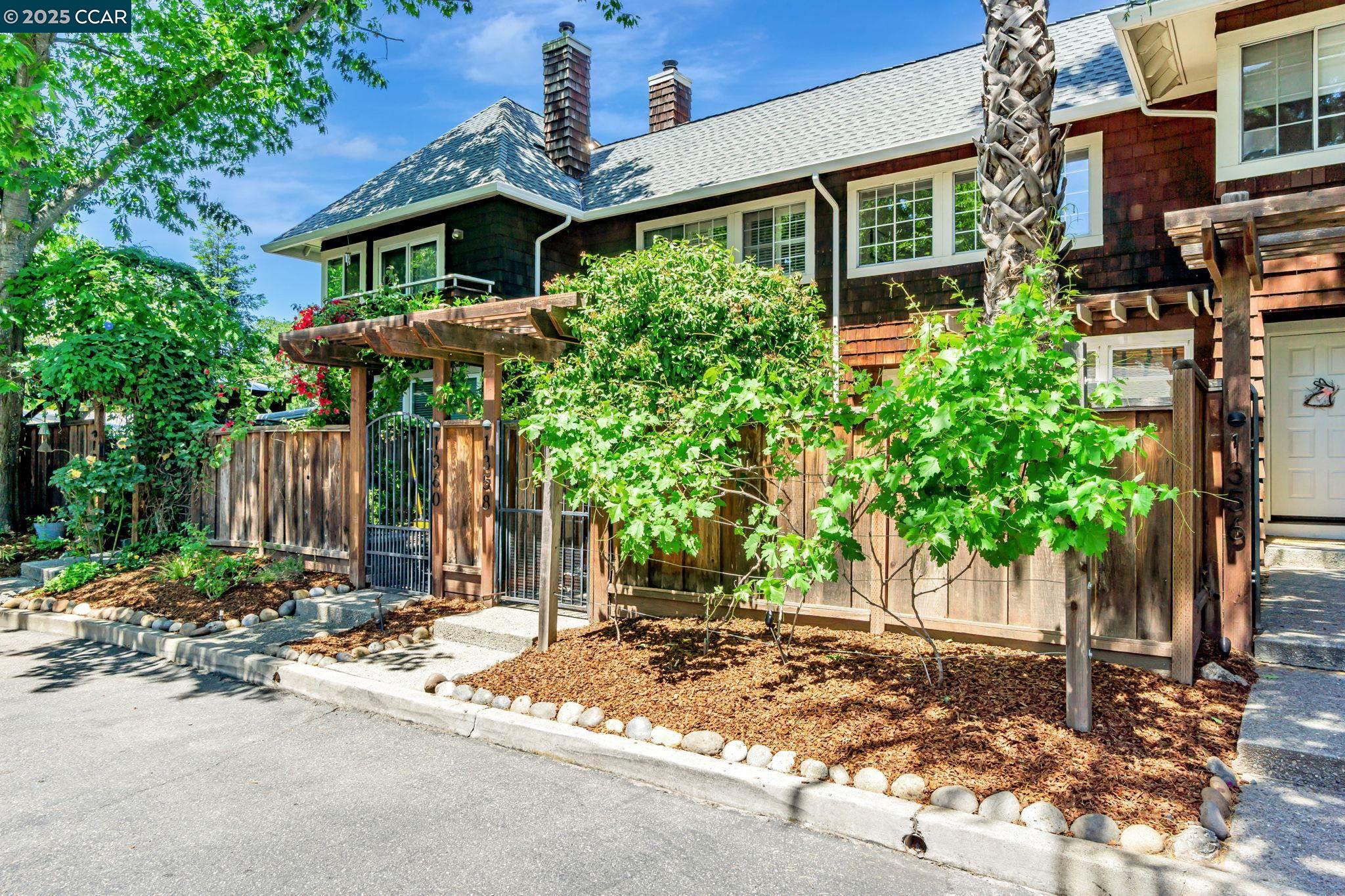 Detail Gallery Image 2 of 39 For 1358 Walden Rd, Walnut Creek,  CA 94597 - 2 Beds | 2/1 Baths
