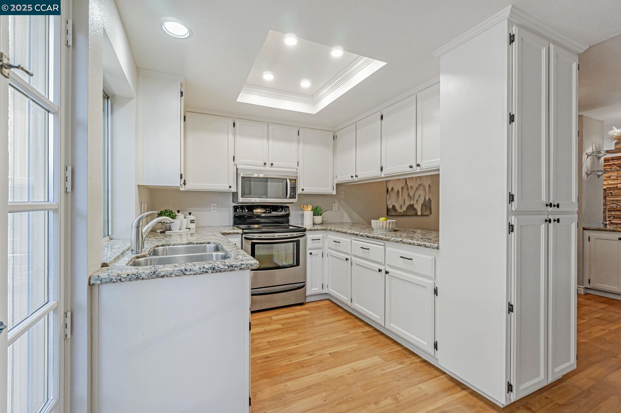 Detail Gallery Image 11 of 39 For 1358 Walden Rd, Walnut Creek,  CA 94597 - 2 Beds | 2/1 Baths