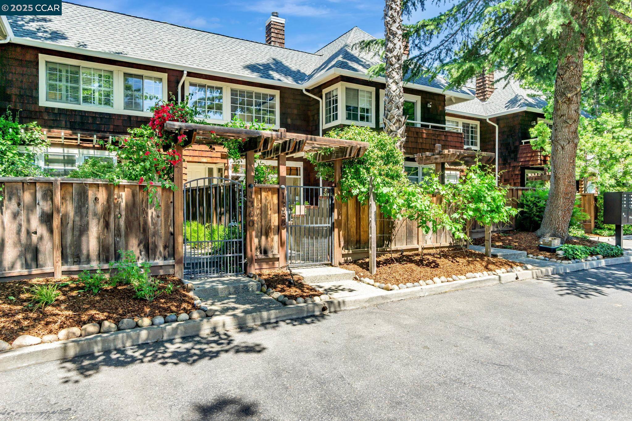 Detail Gallery Image 3 of 39 For 1358 Walden Rd, Walnut Creek,  CA 94597 - 2 Beds | 2/1 Baths