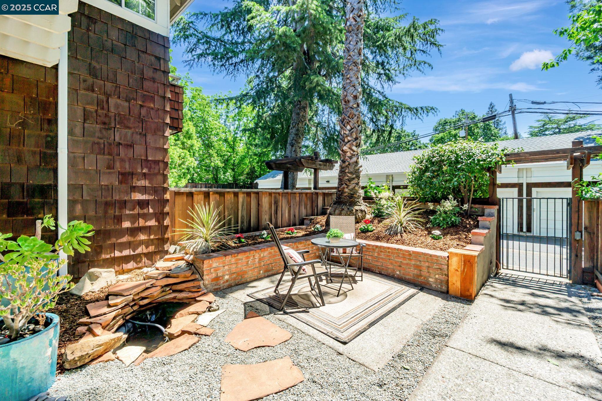 Detail Gallery Image 4 of 39 For 1358 Walden Rd, Walnut Creek,  CA 94597 - 2 Beds | 2/1 Baths