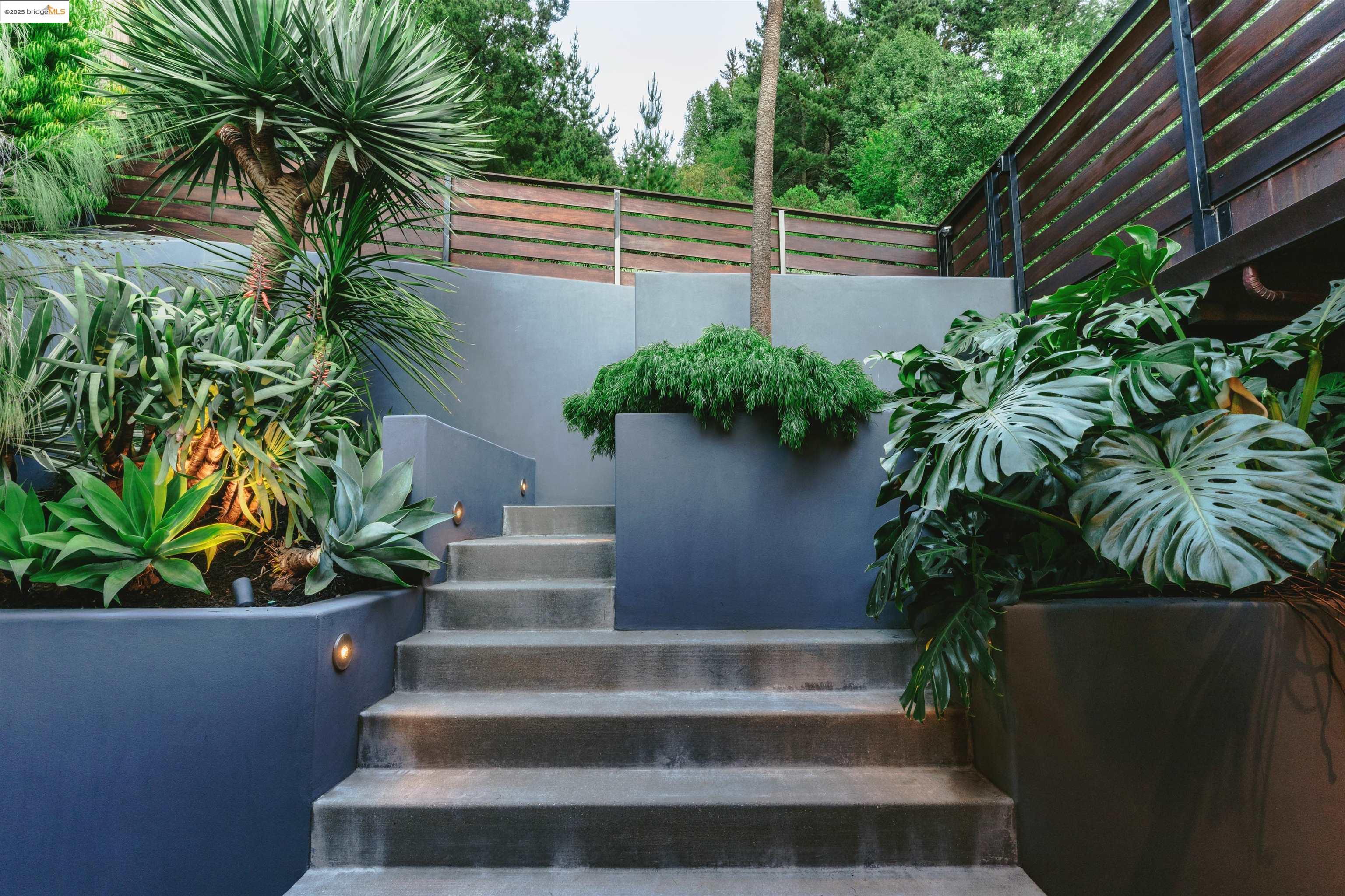 Detail Gallery Image 3 of 60 For 6353 Westover Drive, Oakland,  CA 94611 - 3 Beds | 2 Baths