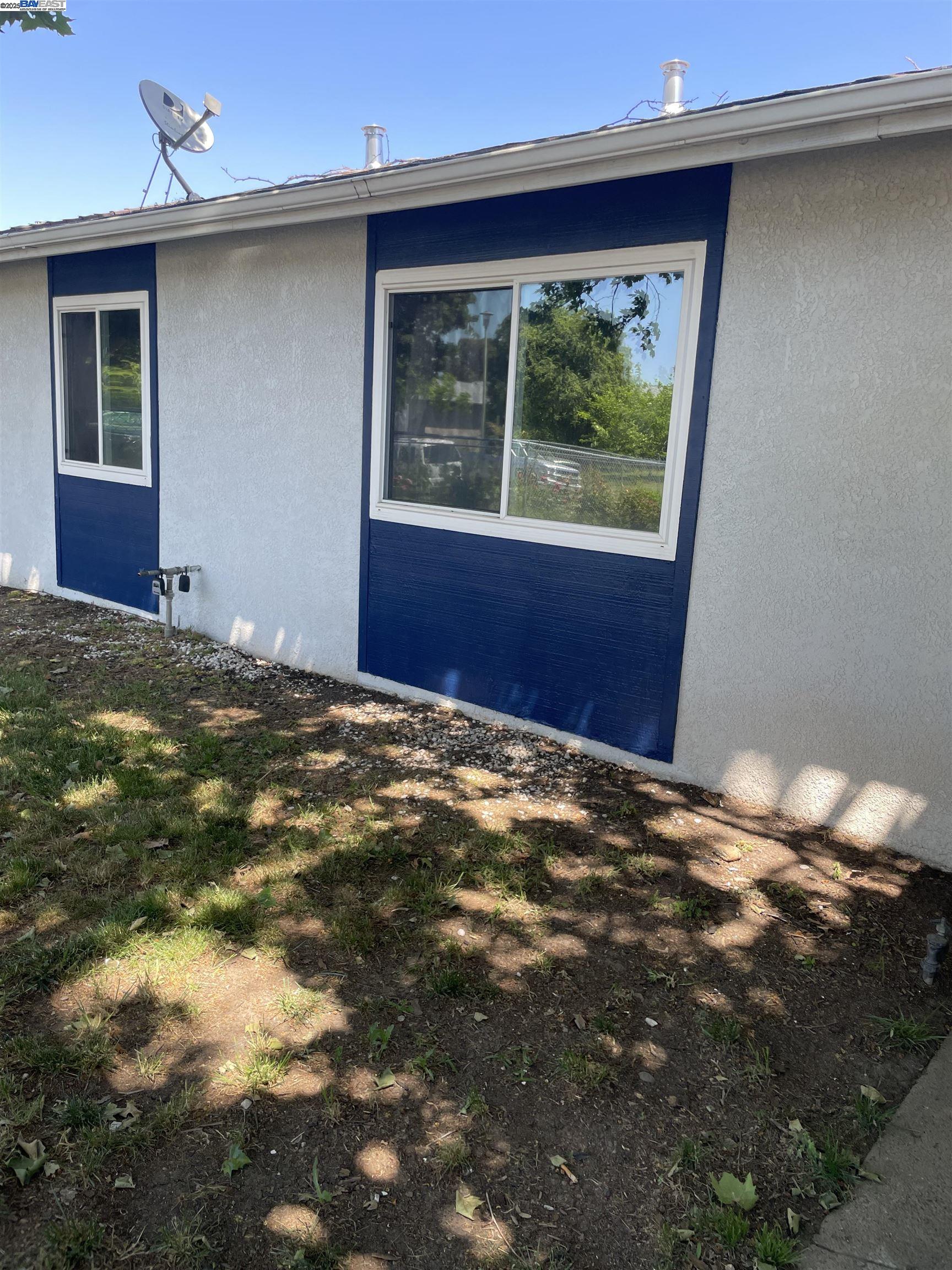 Detail Gallery Image 2 of 12 For 7927 Albion Way, Sacramento,  CA 95832 - 4 Beds | 2 Baths