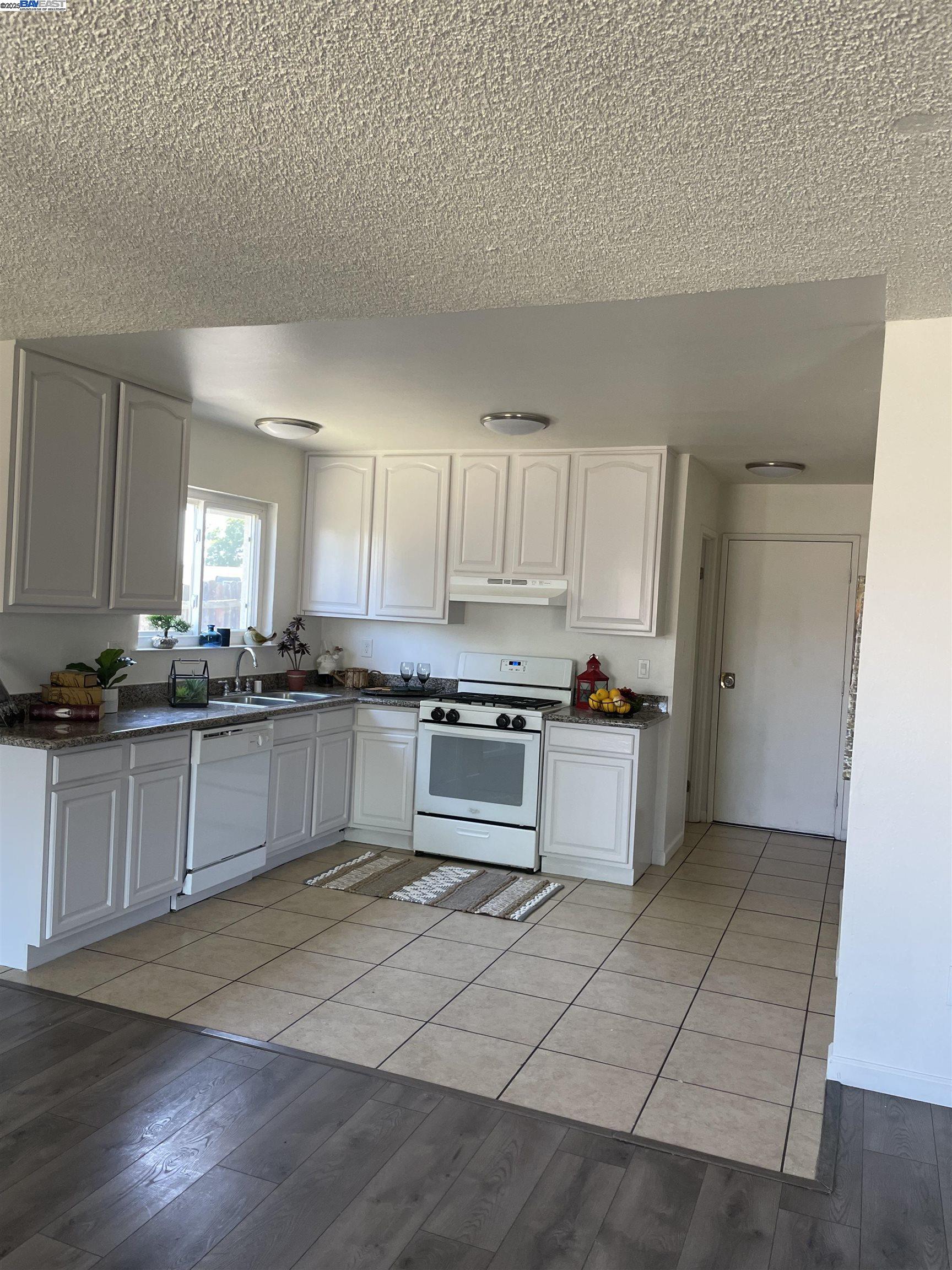 Detail Gallery Image 7 of 12 For 7927 Albion Way, Sacramento,  CA 95832 - 4 Beds | 2 Baths