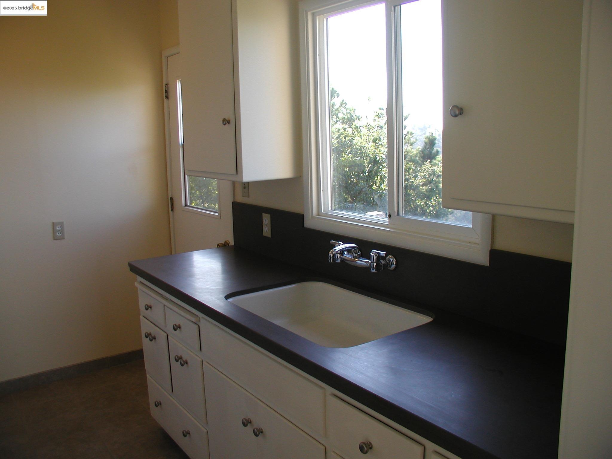 Detail Gallery Image 14 of 37 For 6100 Skyline Blvd, Oakland,  CA 94611 - 2 Beds | 1 Baths