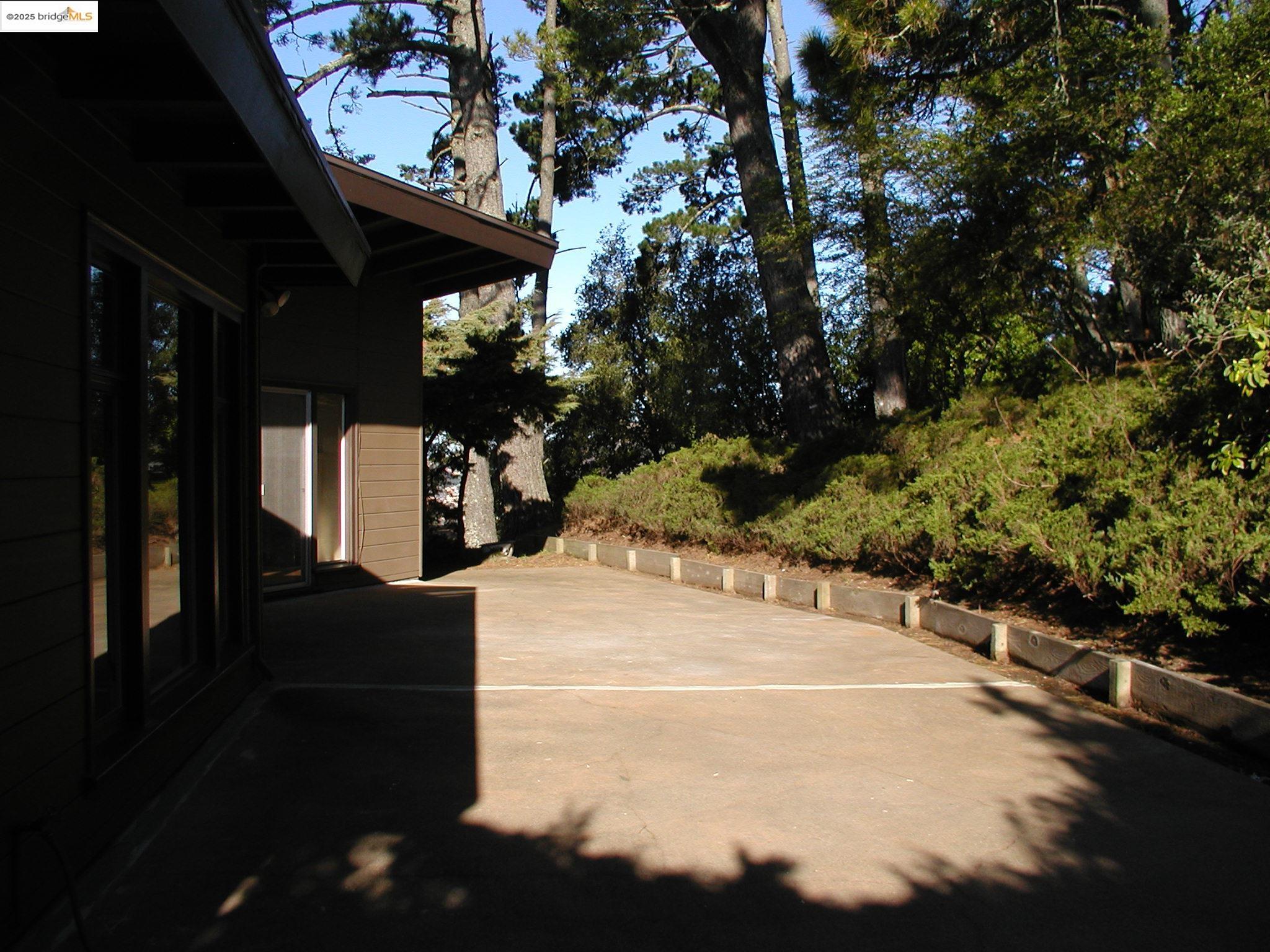 Detail Gallery Image 4 of 37 For 6100 Skyline Blvd, Oakland,  CA 94611 - 2 Beds | 1 Baths