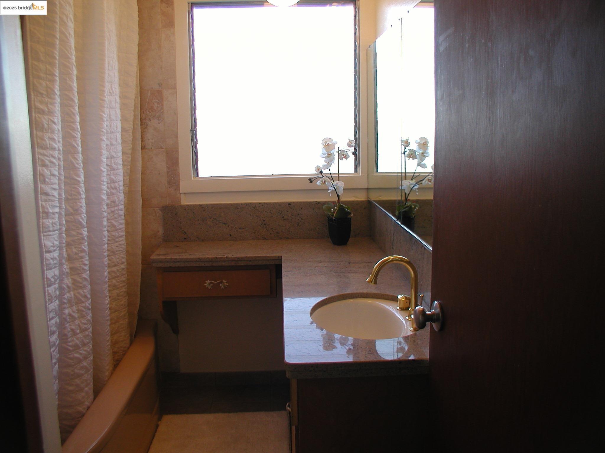 Detail Gallery Image 6 of 37 For 6100 Skyline Blvd, Oakland,  CA 94611 - 2 Beds | 1 Baths