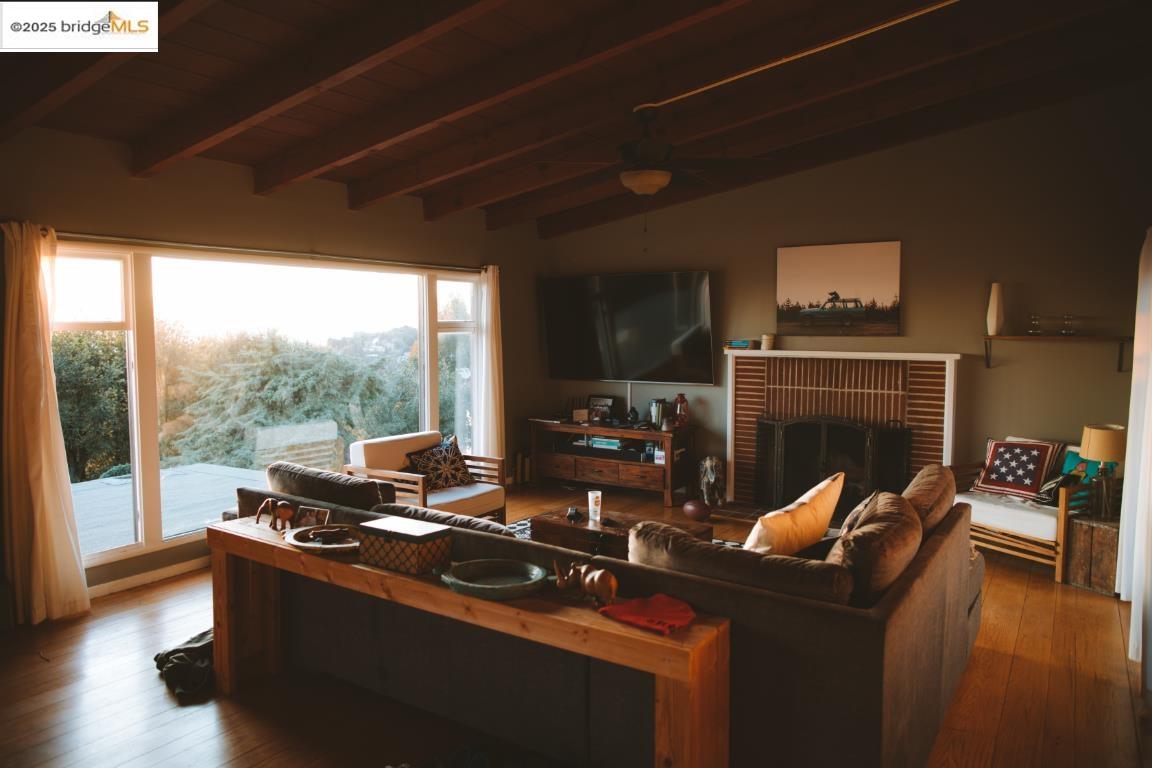 Detail Gallery Image 7 of 37 For 6100 Skyline Blvd, Oakland,  CA 94611 - 2 Beds | 1 Baths