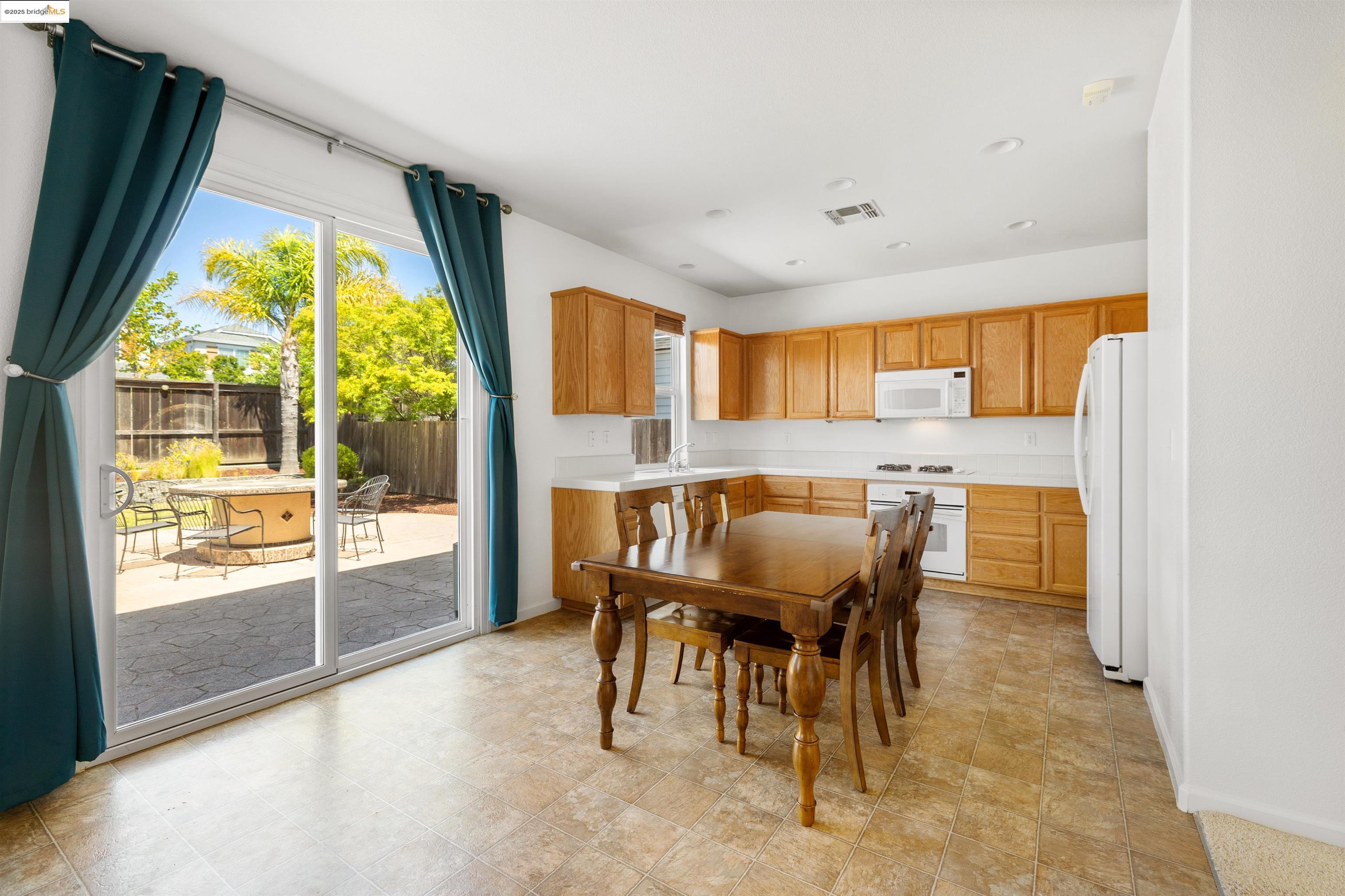 Detail Gallery Image 12 of 44 For 2566 Rowe Ct, Fairfield,  CA 94533 - 4 Beds | 2/1 Baths