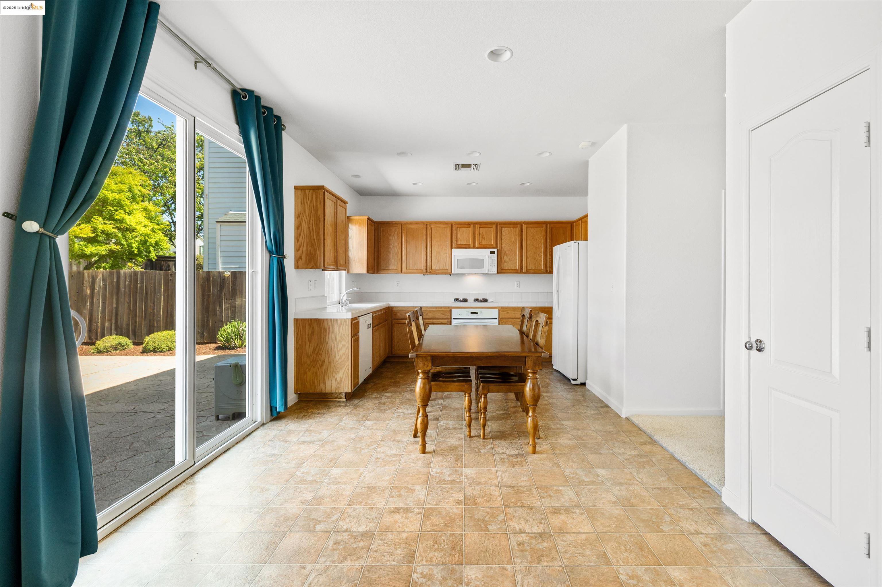 Detail Gallery Image 10 of 44 For 2566 Rowe Ct, Fairfield,  CA 94533 - 4 Beds | 2/1 Baths