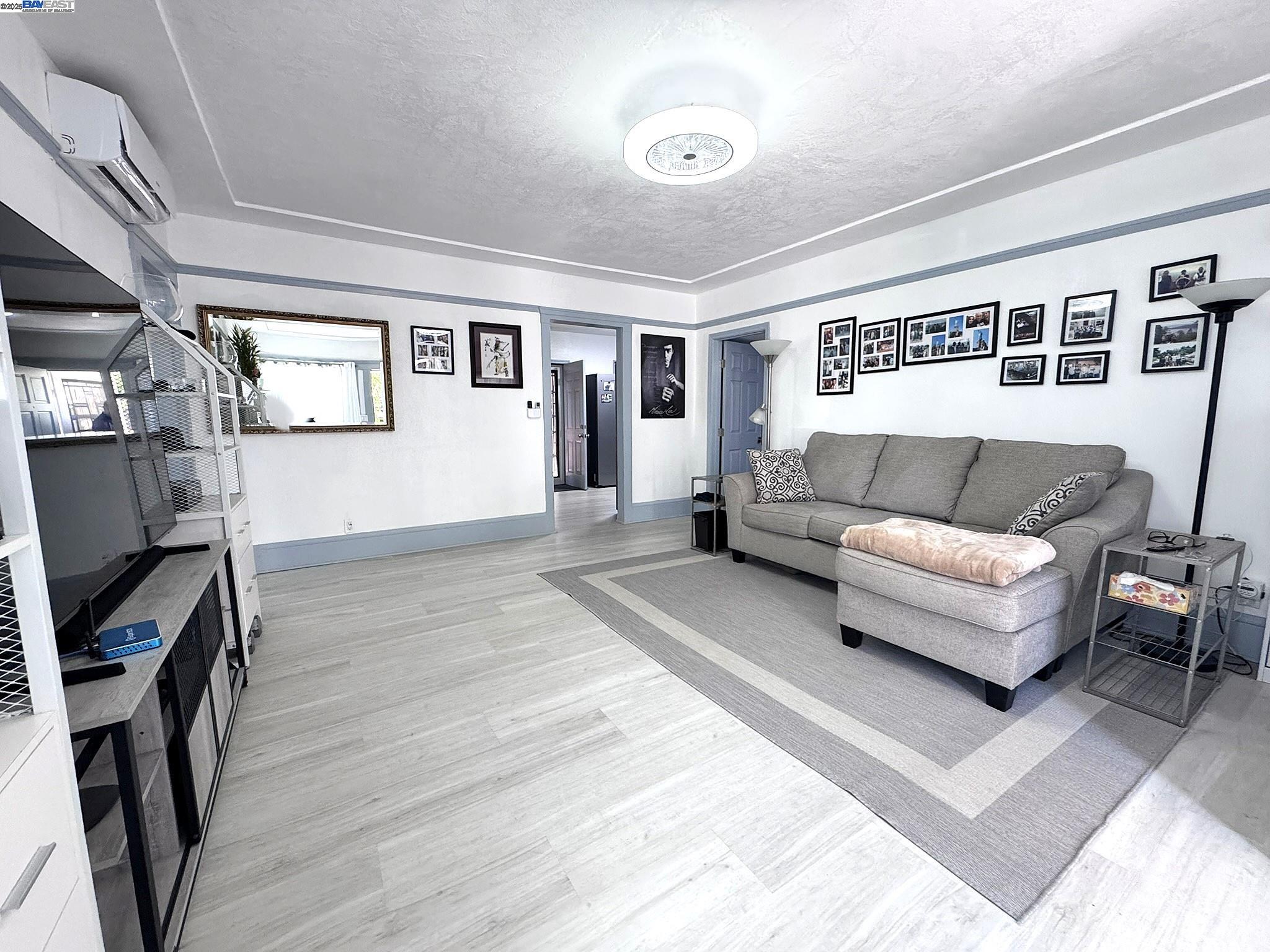 Detail Gallery Image 3 of 15 For 867 Prospect Ave, Oakland,  CA 94610 - 2 Beds | 1 Baths