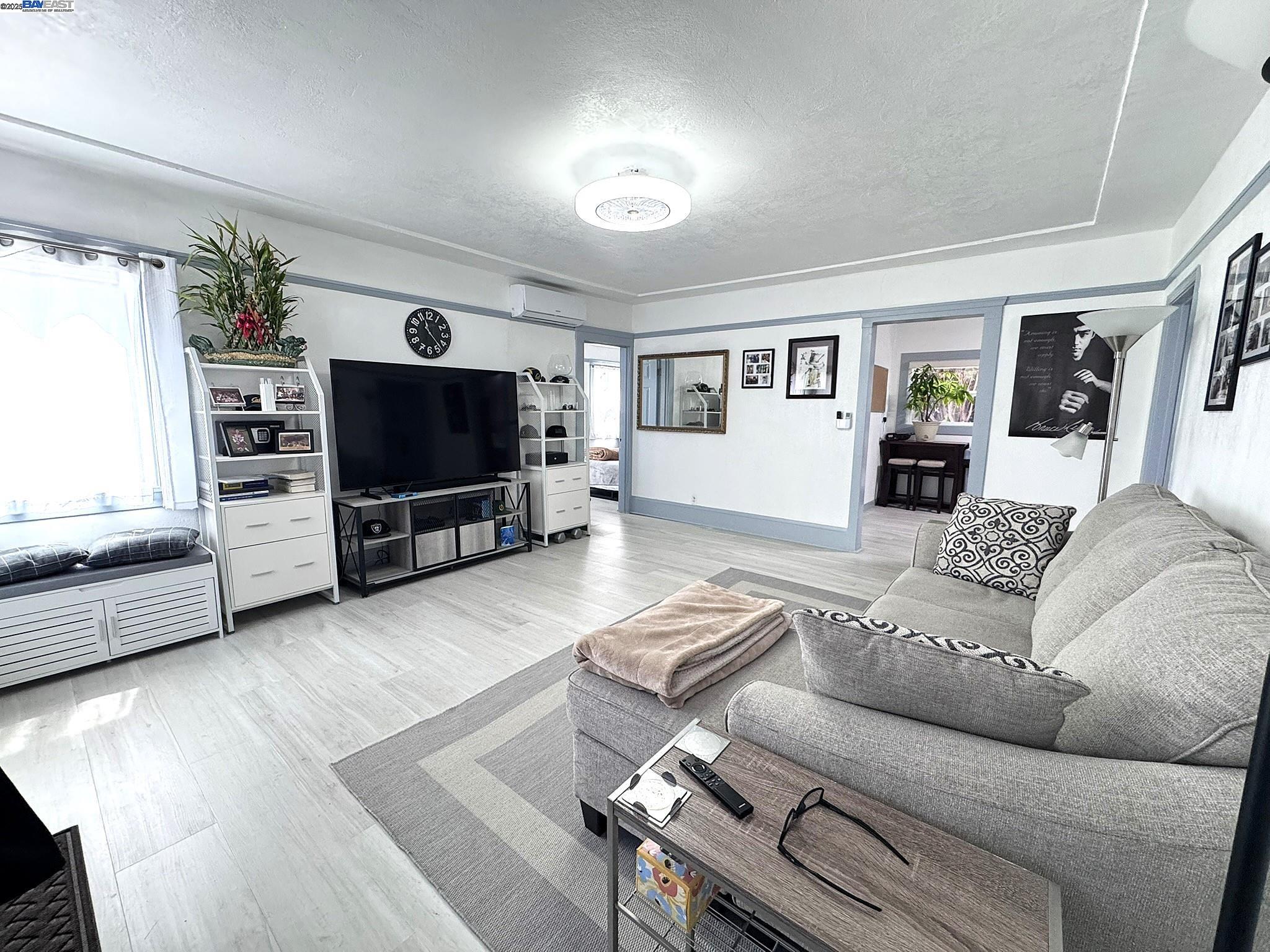 Detail Gallery Image 4 of 15 For 867 Prospect Ave, Oakland,  CA 94610 - 2 Beds | 1 Baths