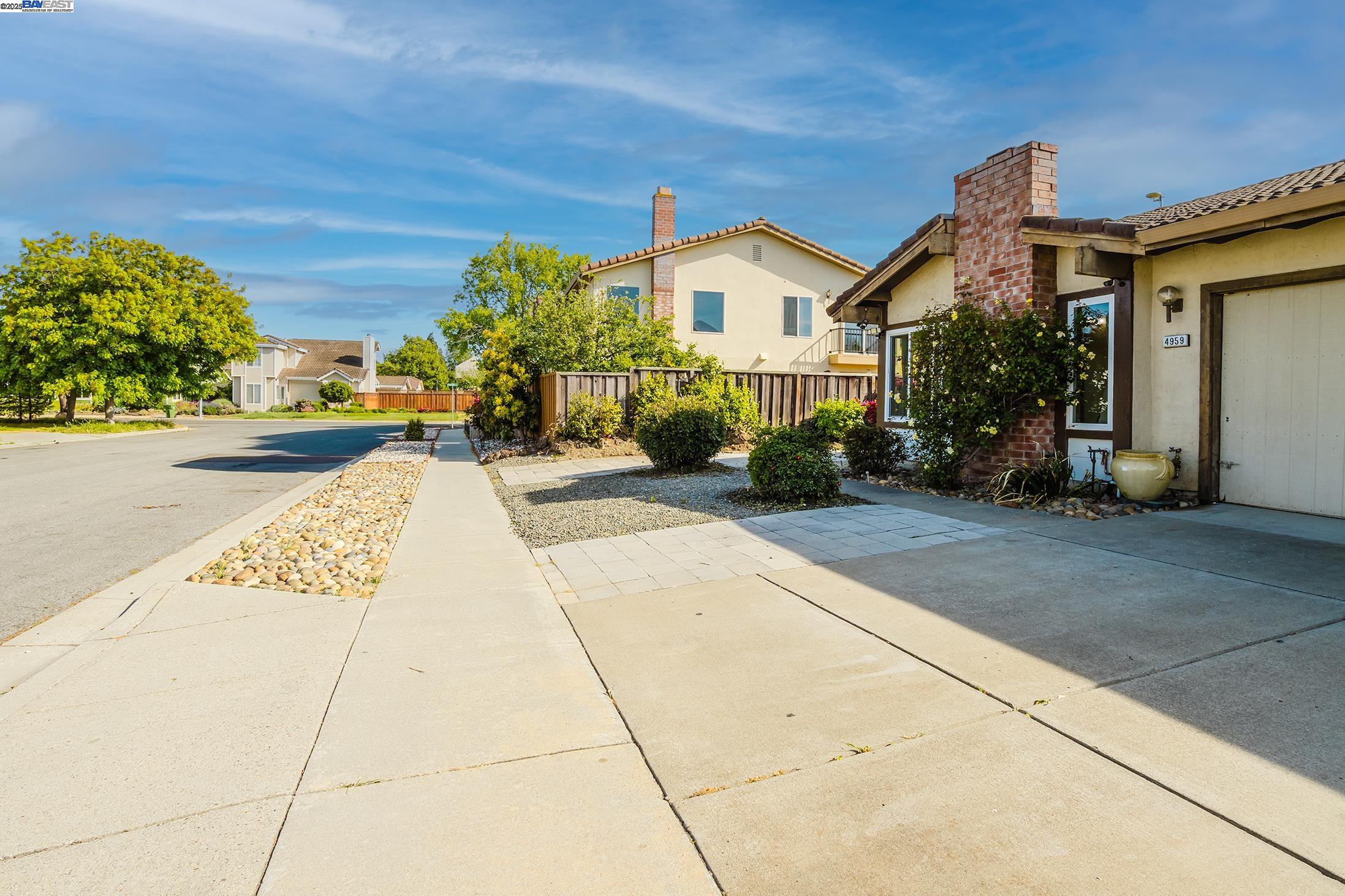 Detail Gallery Image 4 of 35 For 4959 Friar Ave, Fremont,  CA 94555 - 3 Beds | 2 Baths