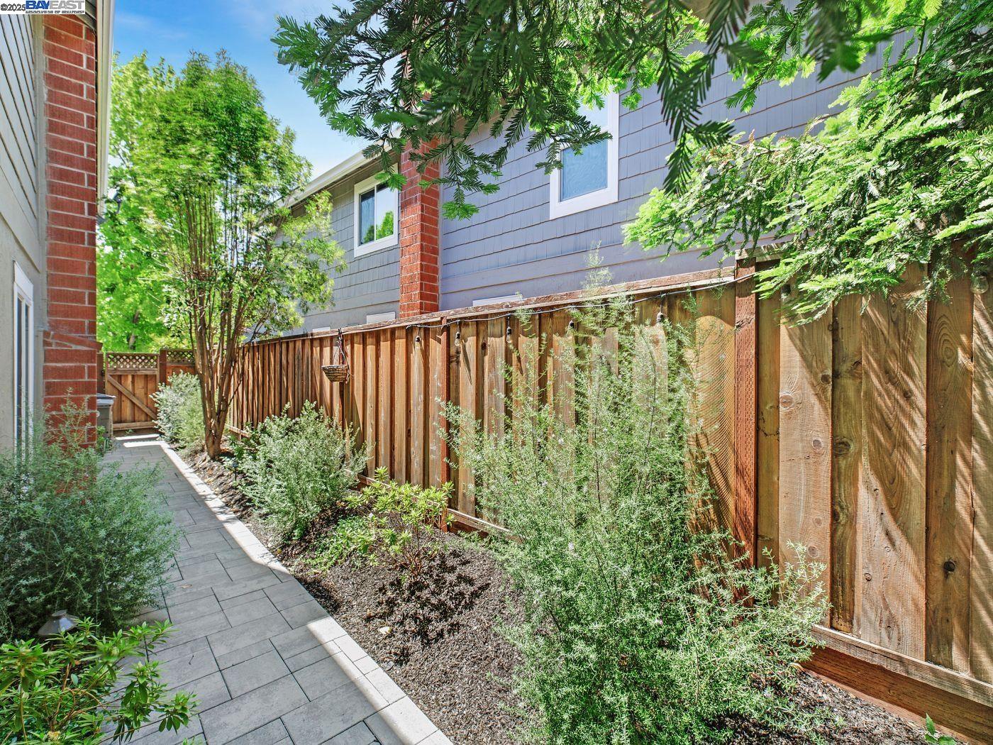 Detail Gallery Image 38 of 40 For 8043 Crossridge Rd, Dublin,  CA 94568 - 4 Beds | 3 Baths