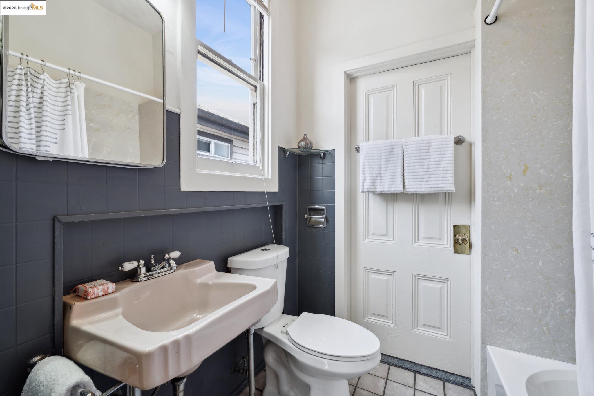 Detail Gallery Image 14 of 41 For 1408 E 15th St, Oakland,  CA 94606 - 3 Beds | 2 Baths