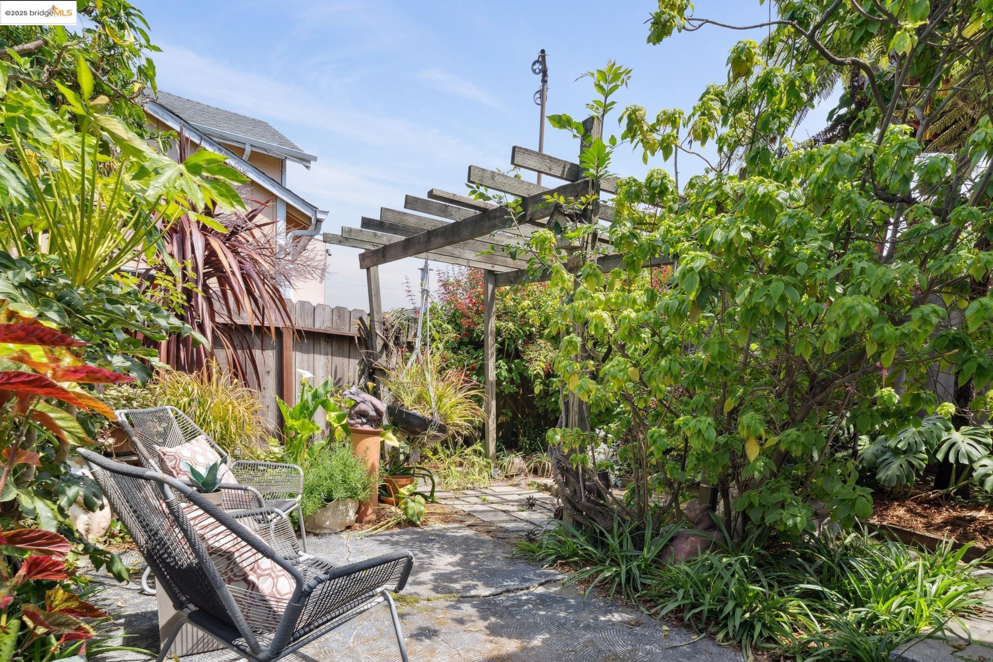 Detail Gallery Image 17 of 41 For 1408 E 15th St, Oakland,  CA 94606 - 3 Beds | 2 Baths
