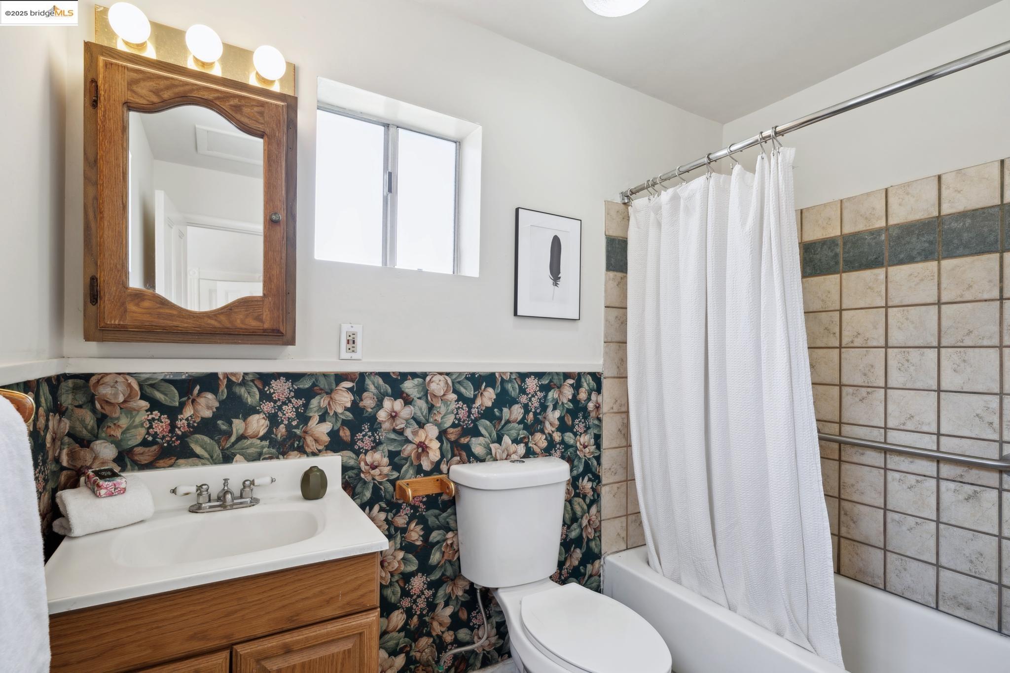 Detail Gallery Image 23 of 41 For 1408 E 15th St, Oakland,  CA 94606 - 3 Beds | 2 Baths
