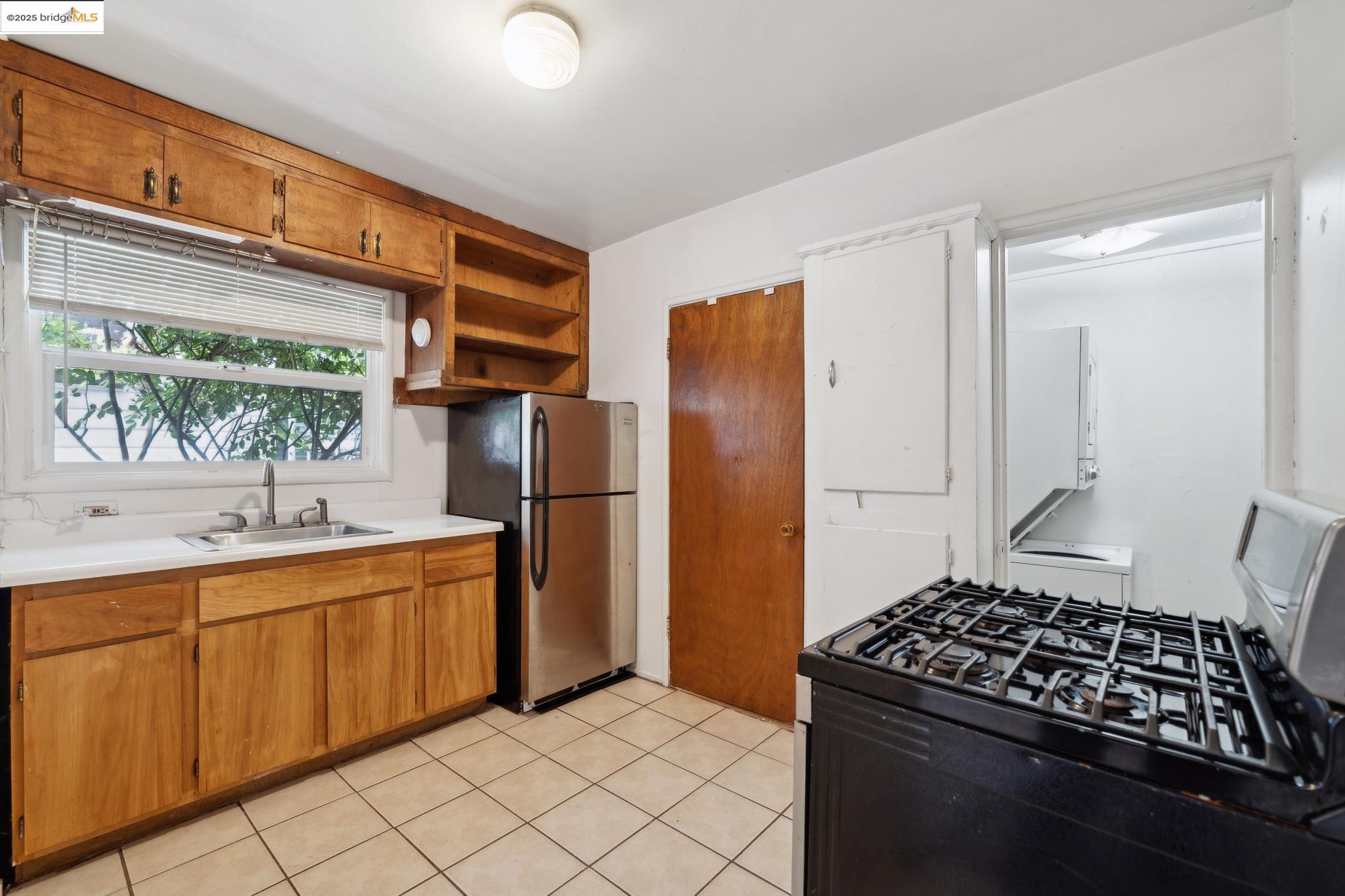 Detail Gallery Image 38 of 41 For 1408 E 15th St, Oakland,  CA 94606 - 3 Beds | 2 Baths