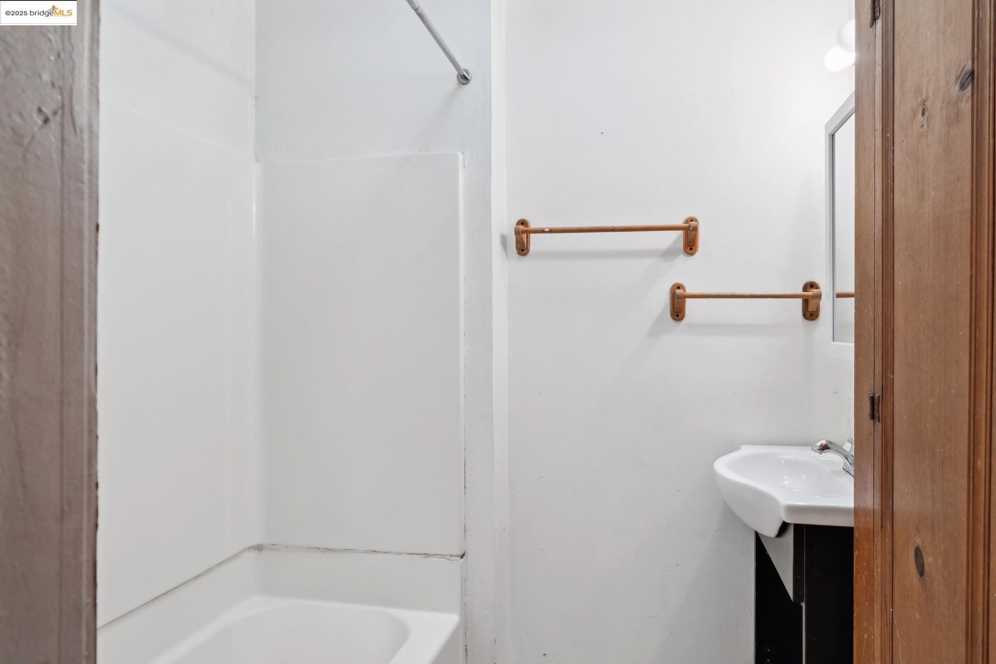 Detail Gallery Image 40 of 41 For 1408 E 15th St, Oakland,  CA 94606 - 3 Beds | 2 Baths