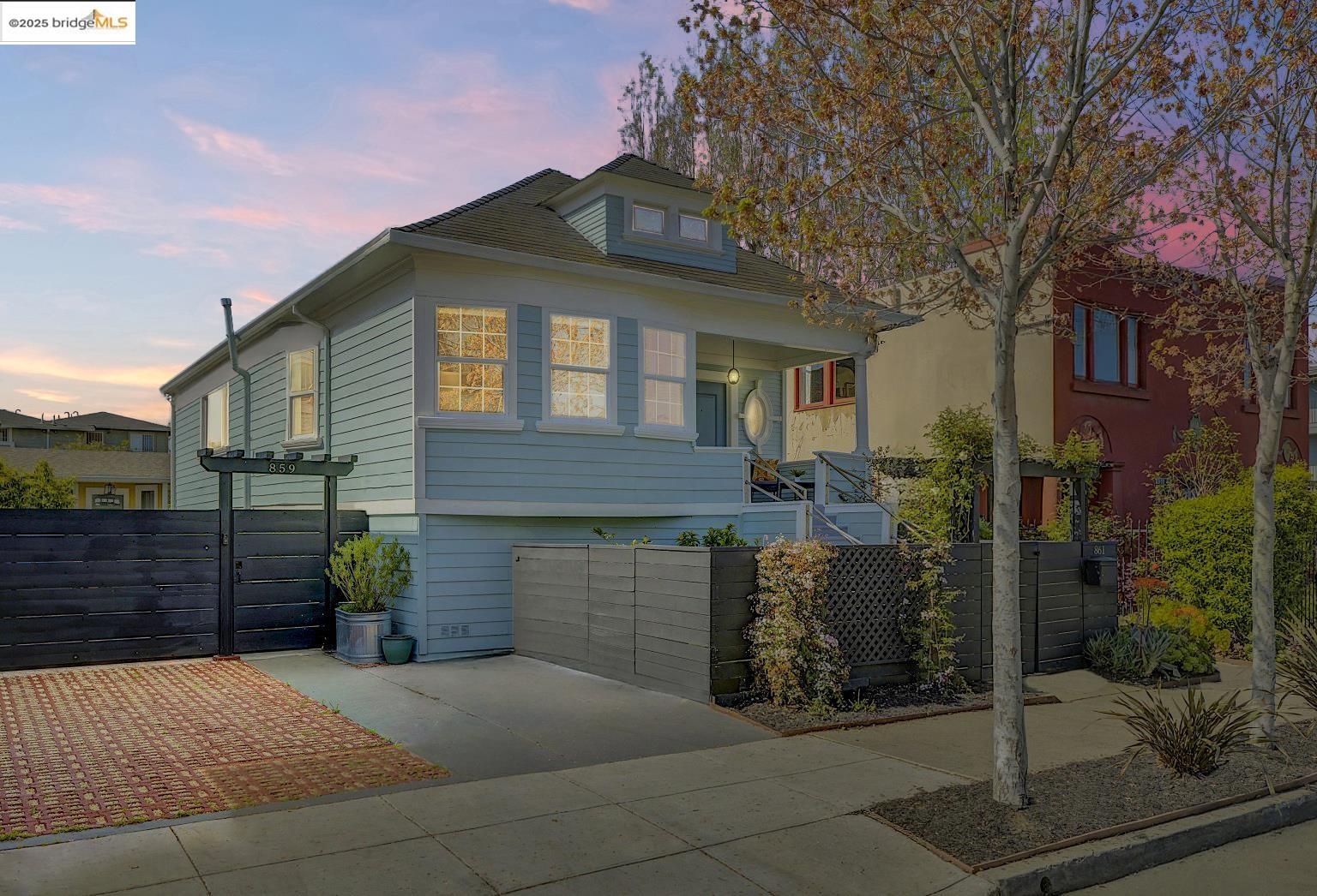 Detail Gallery Image 1 of 42 For 861 32nd St, Oakland,  CA 94608 - 3 Beds | 2 Baths