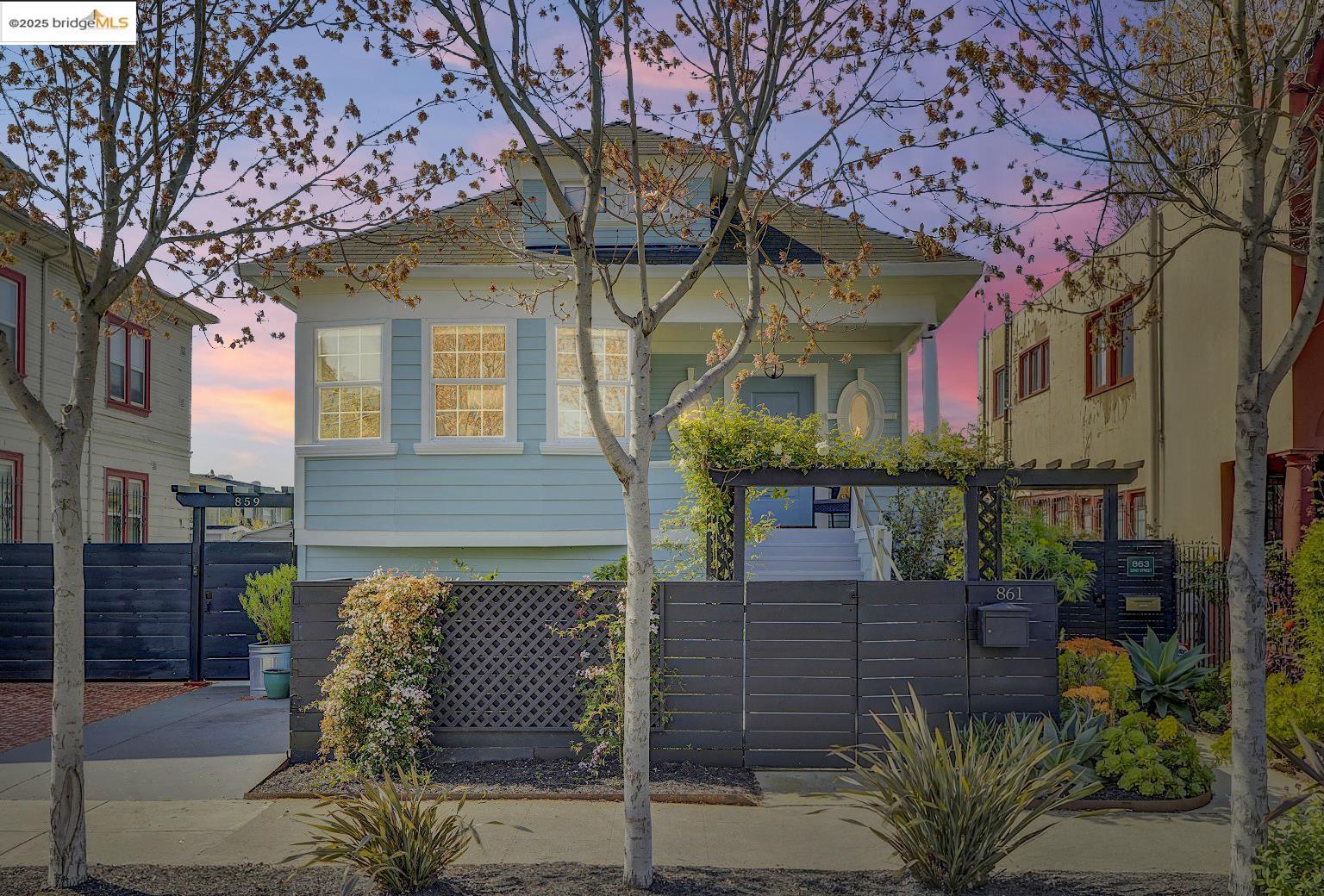Detail Gallery Image 2 of 42 For 861 32nd St, Oakland,  CA 94608 - 3 Beds | 2 Baths