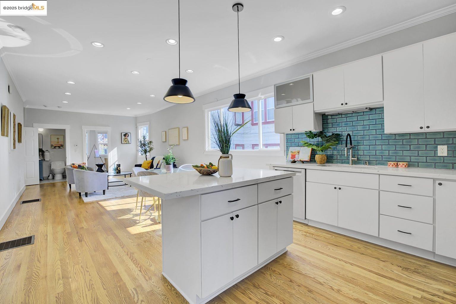 Detail Gallery Image 16 of 42 For 861 32nd St, Oakland,  CA 94608 - 3 Beds | 2 Baths