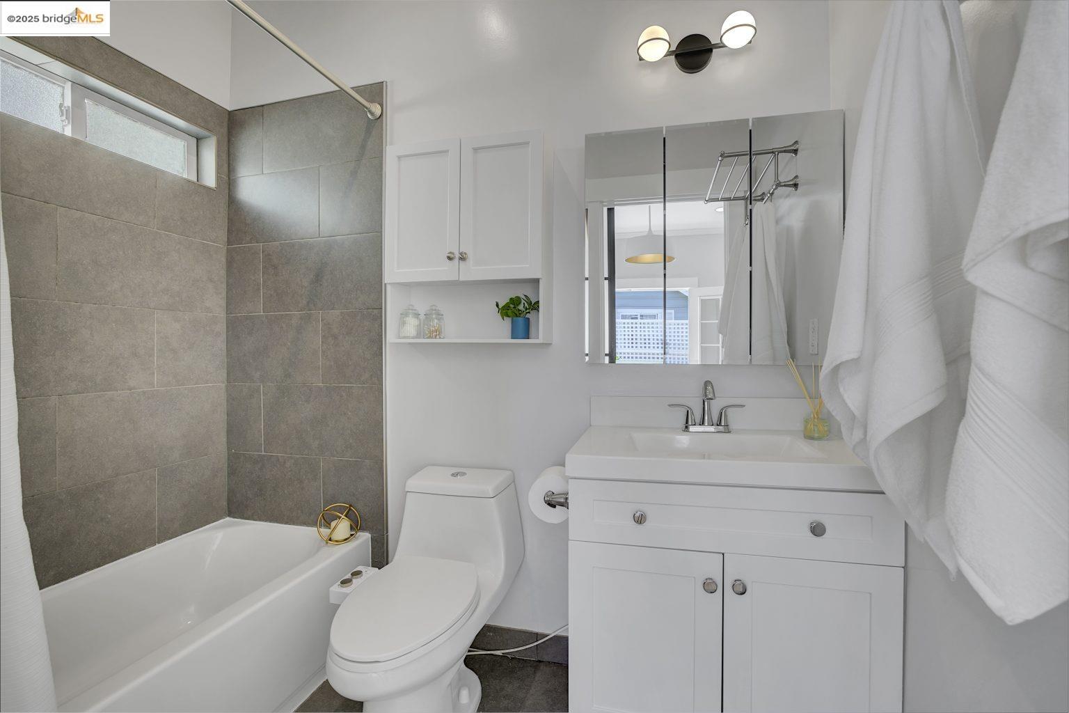 Detail Gallery Image 33 of 42 For 861 32nd St, Oakland,  CA 94608 - 3 Beds | 2 Baths
