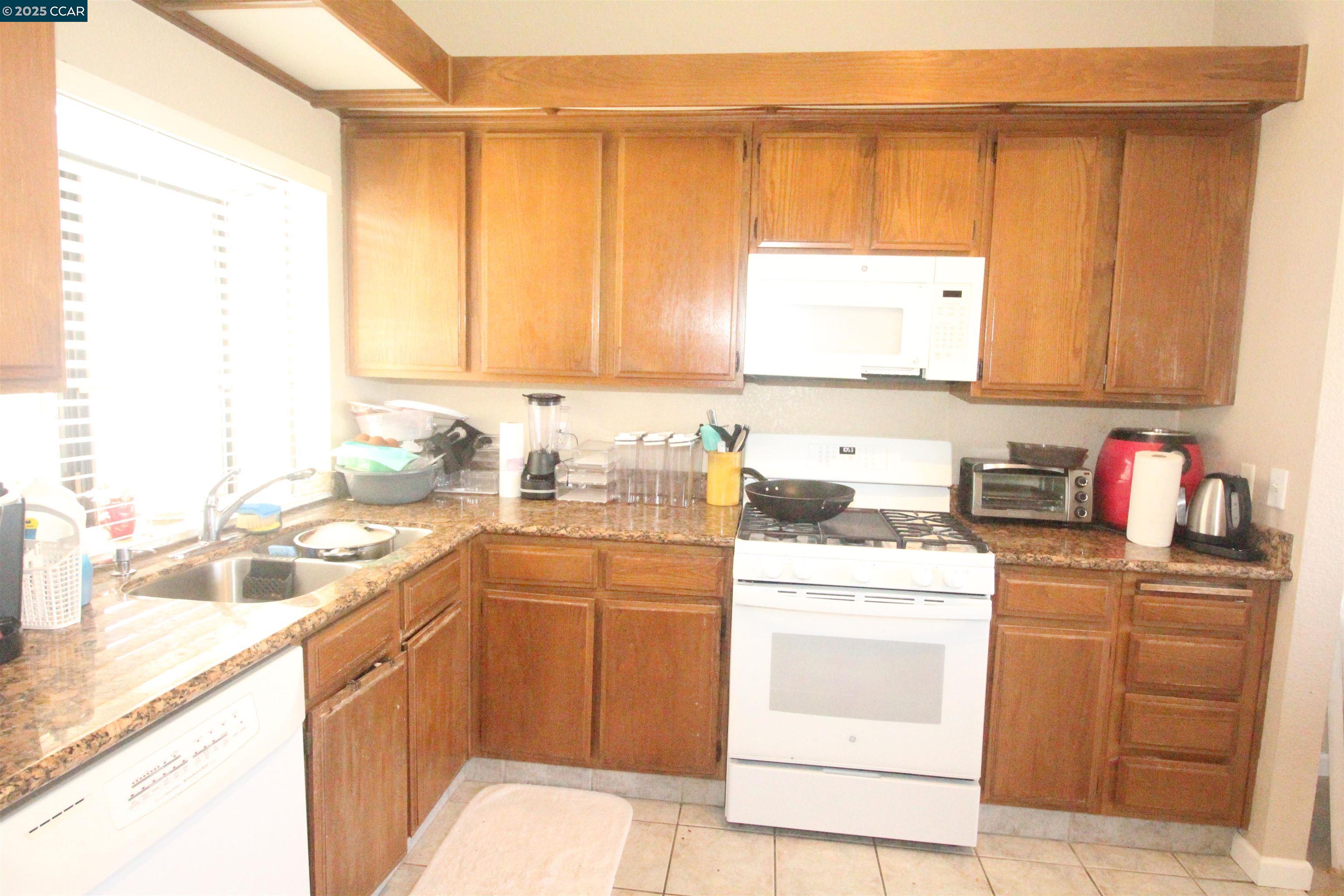 Detail Gallery Image 3 of 12 For 521 Bustos Pl., Bay Point,  CA 94565 - 3 Beds | 2/1 Baths