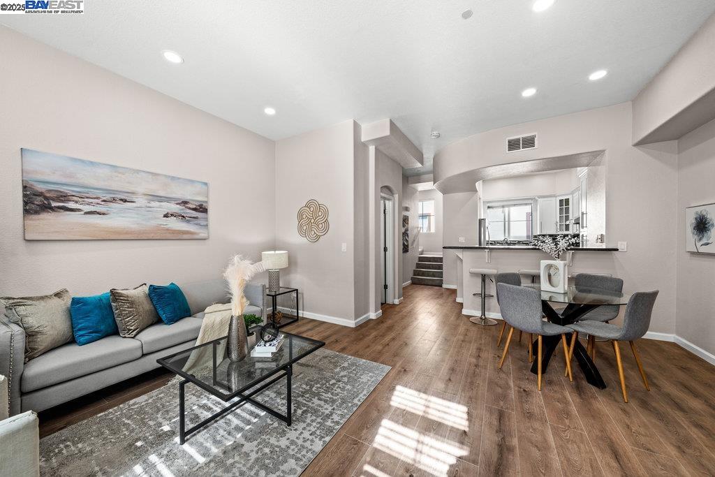 43 Rain Walk, Milpitas, California 95035, 3 Bedrooms Bedrooms, 6 Rooms Rooms,2 BathroomsBathrooms,Residential,For Sale,43 Rain Walk,41096674