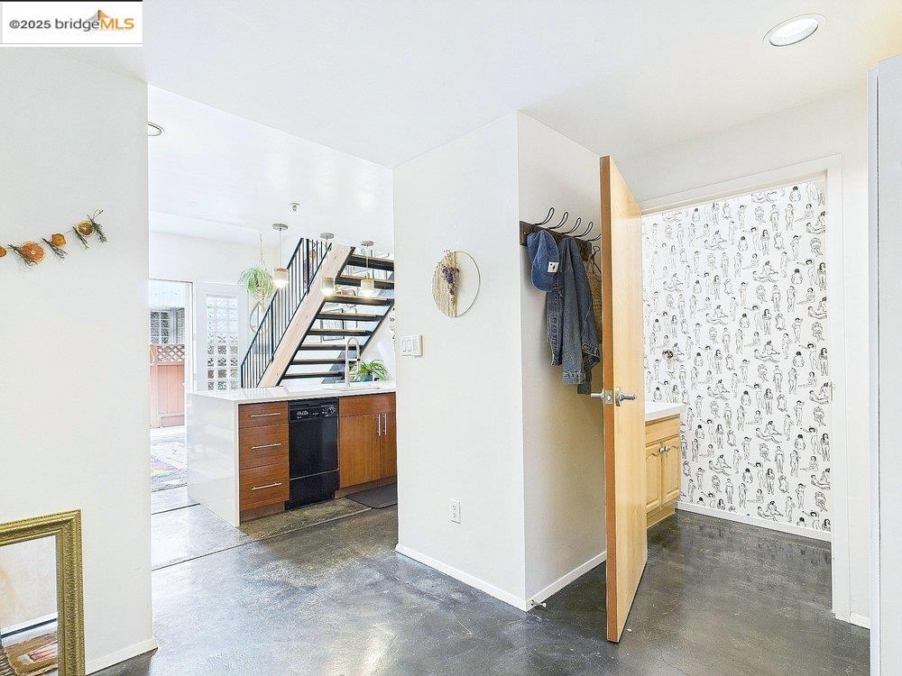 Detail Gallery Image 2 of 29 For 3116 Adeline St #111,  Oakland,  CA 94608 - 1 Beds | 1/1 Baths